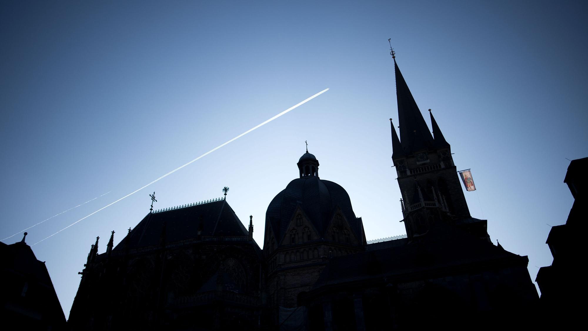 Der Aachener Dom. Das Bistum Aachen lässt angebliche Marien-Erscheinungen prüfen. (Archivbild)