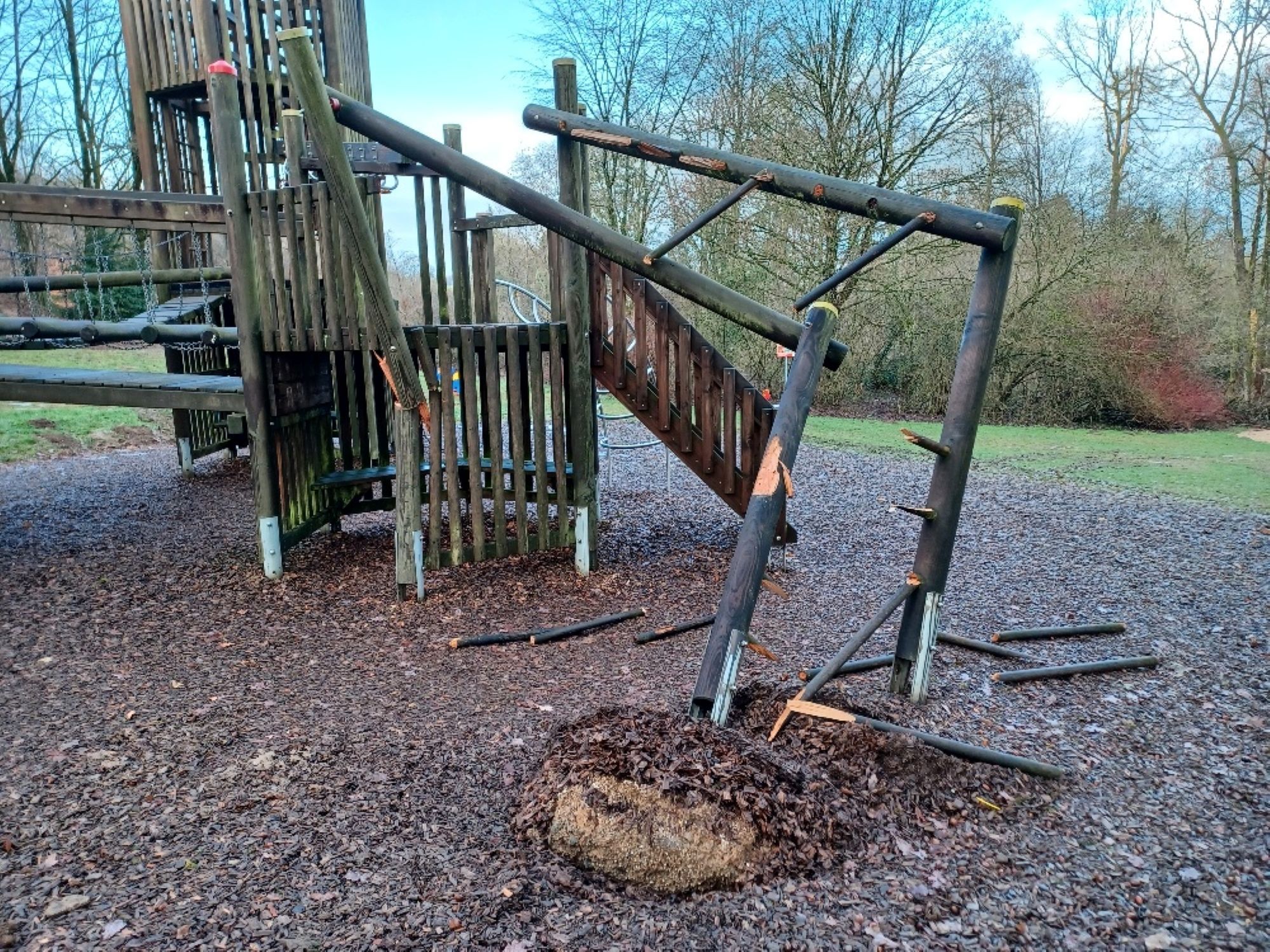 Die zerstörten Geräte auf dem Abenteuerspielplatz.