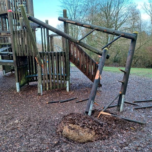Die zerstörten Geräte auf dem Abenteuerspielplatz.