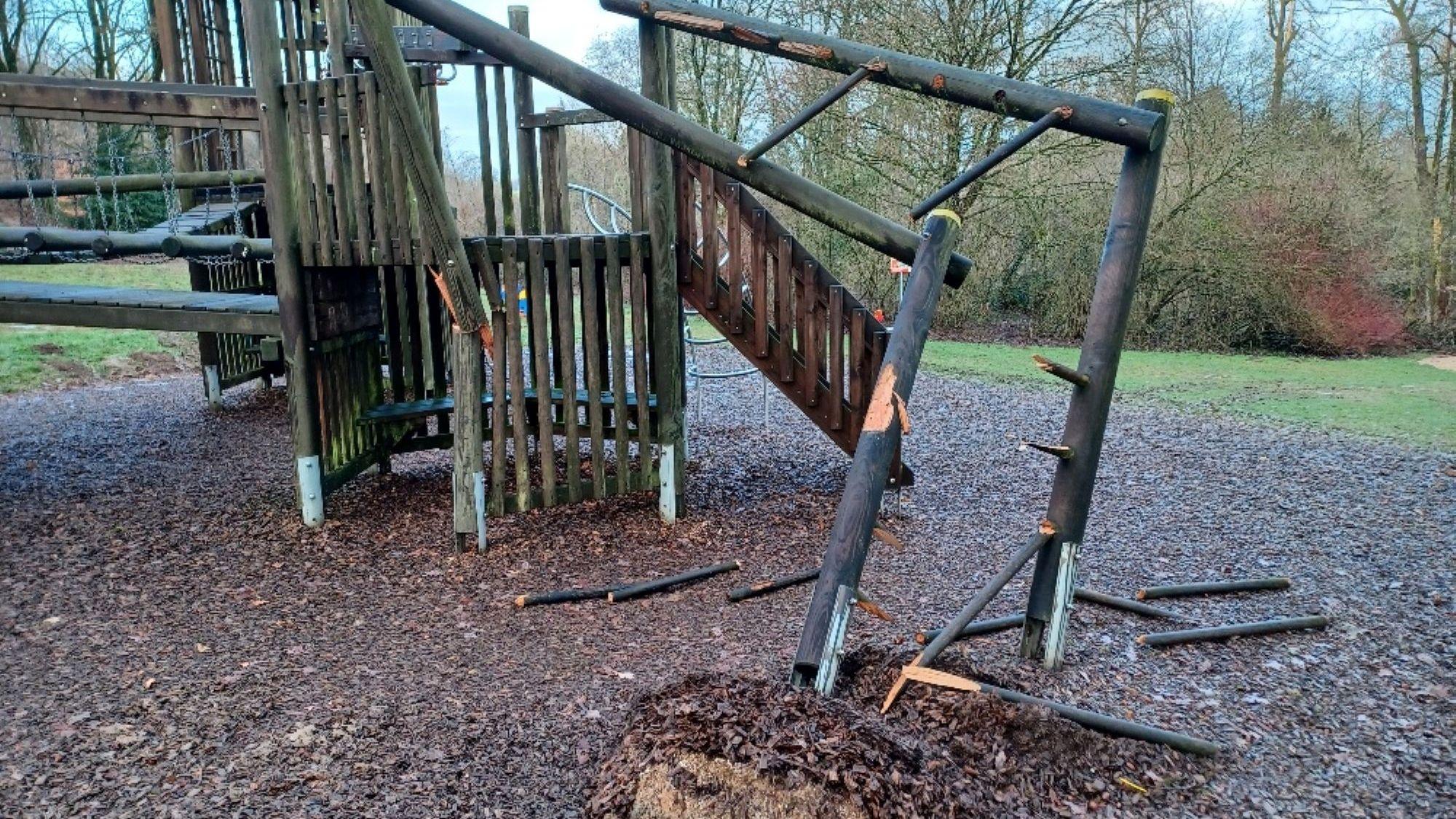 Die zerstörten Geräte auf dem Abenteuerspielplatz.