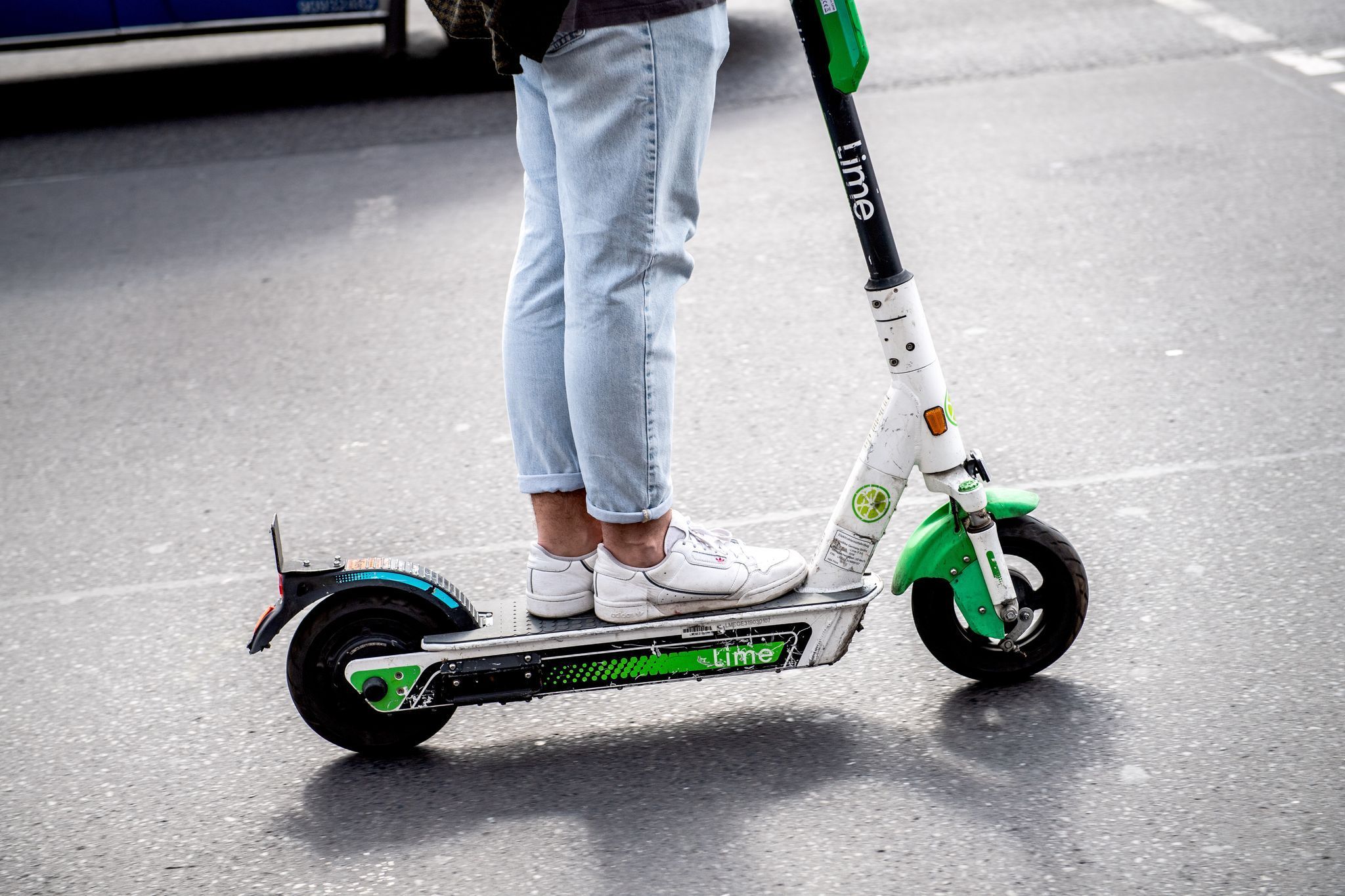 Ein Mann fährt einen E-Scooter
