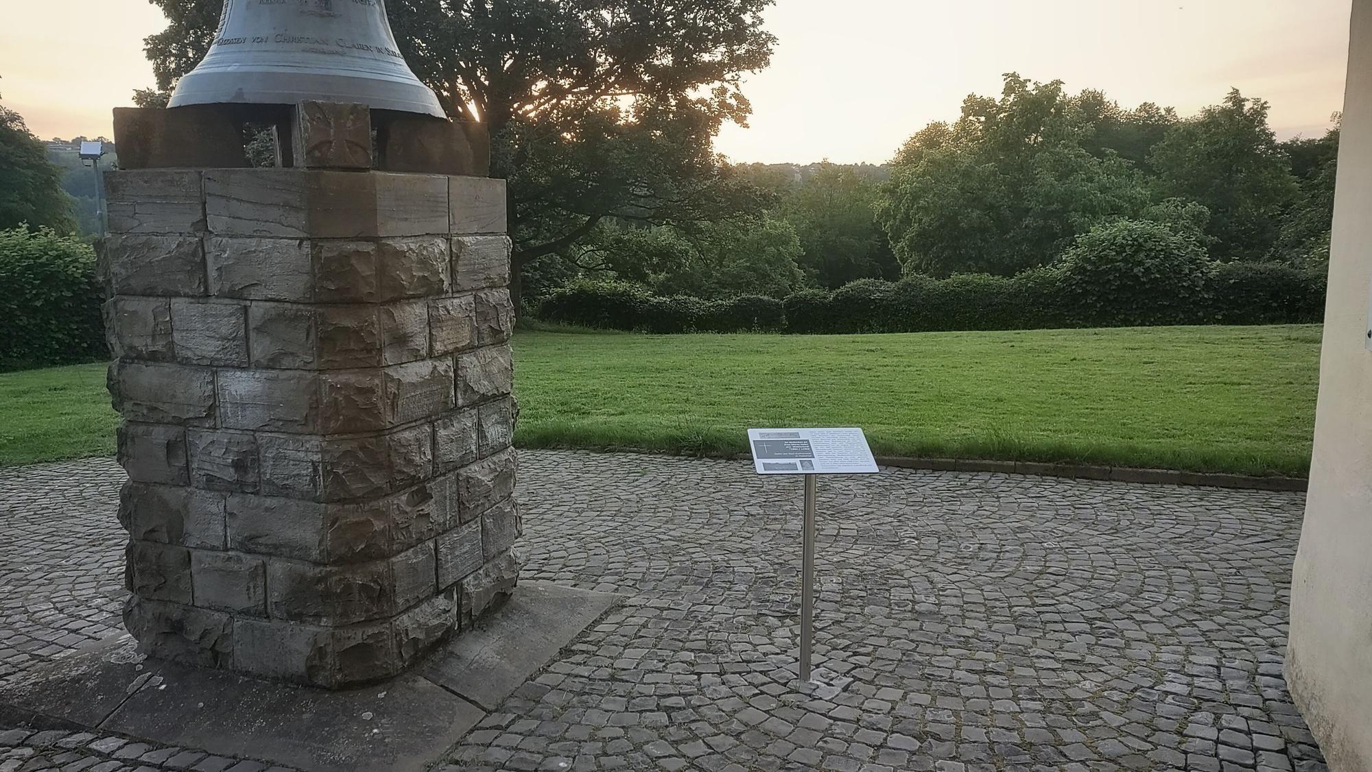 Gedenktafel für Maria Hohn neben der Kirche St. Bartholomäus in Wahlscheid