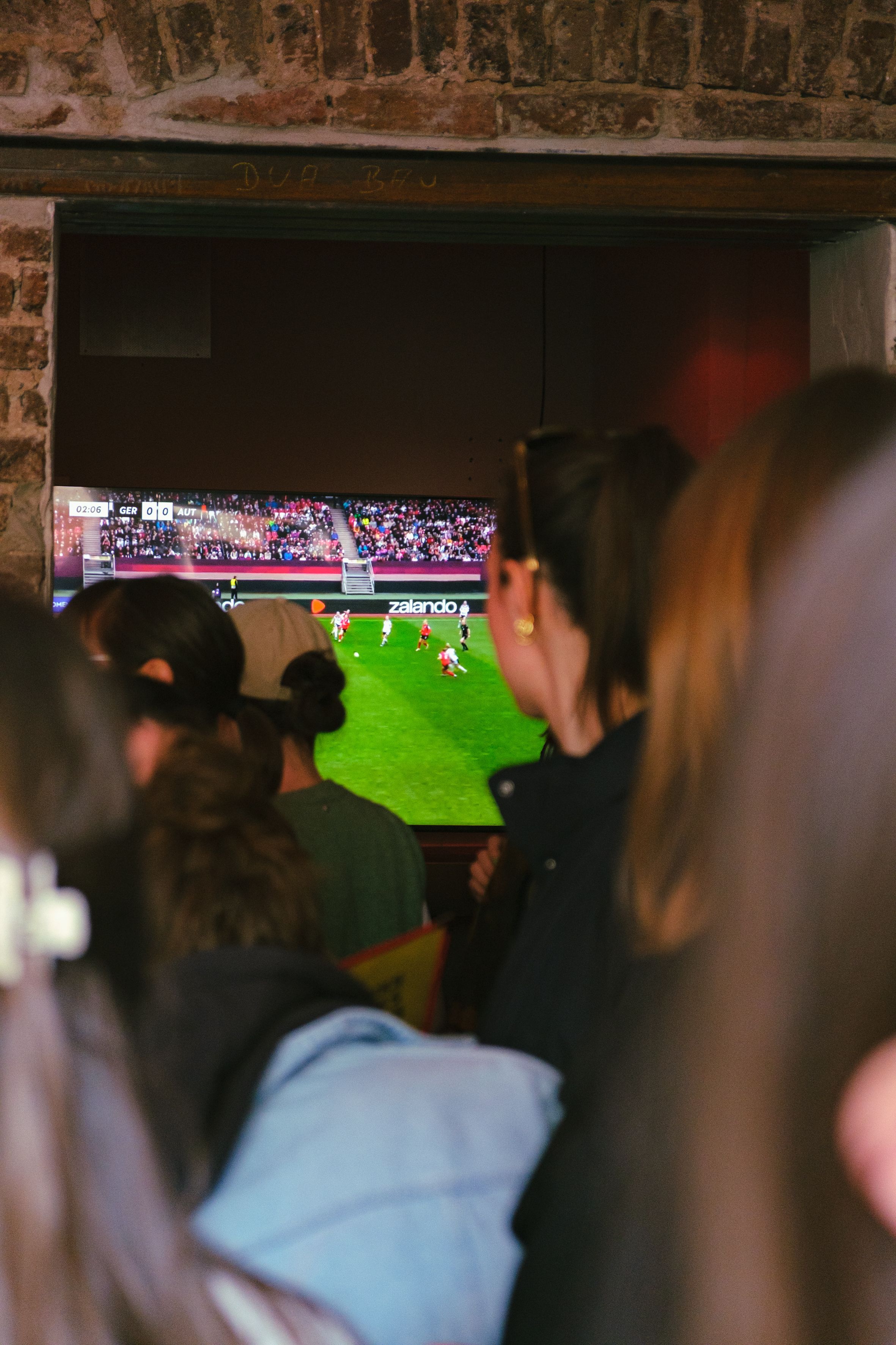 Frauen schauen gemeinsam Frauenfußball.