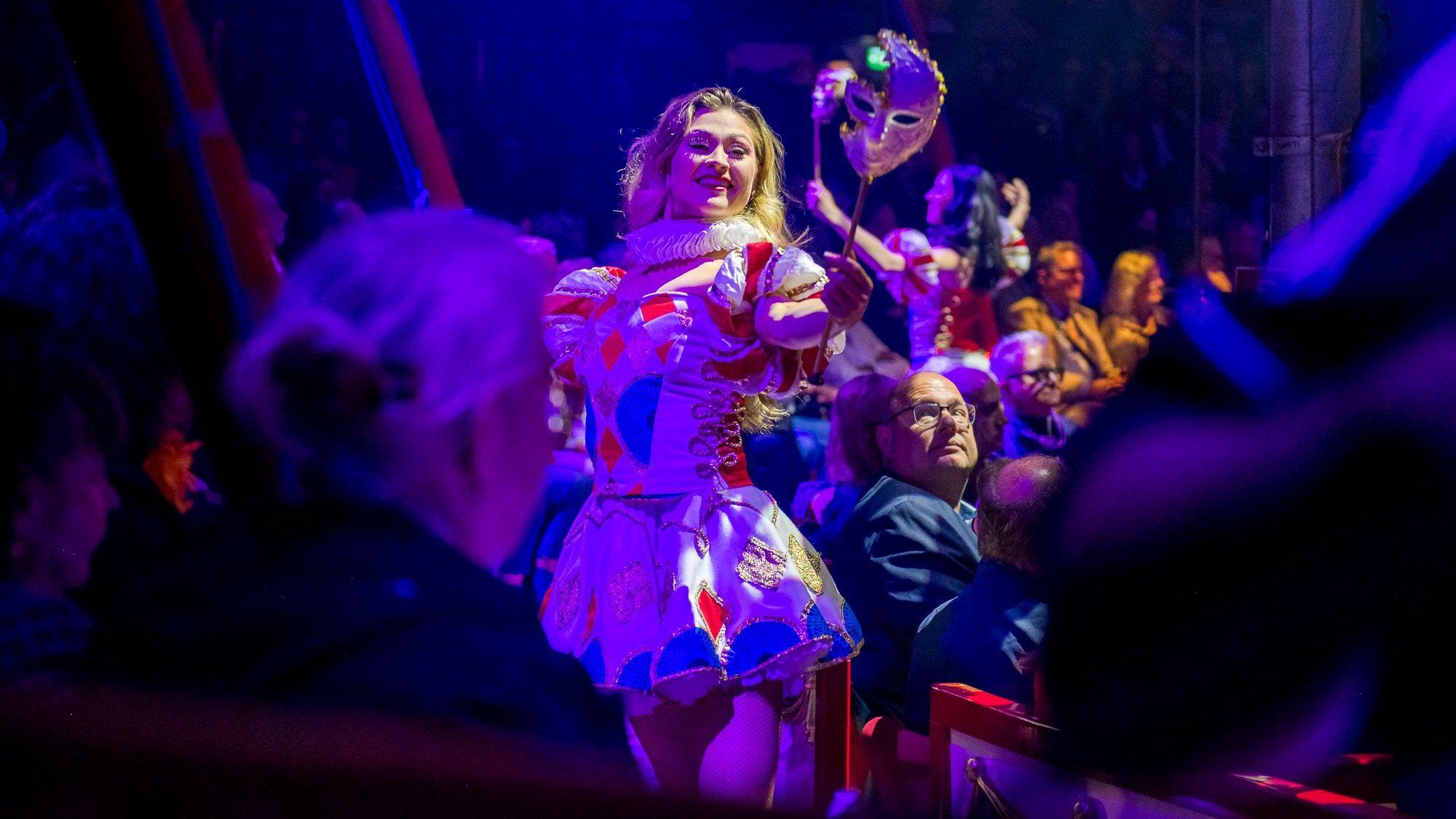 Kostüme aus der Anfangszeit von Roncalli kommen bei der Jubiläumsgala noch einmal groß 'raus.
