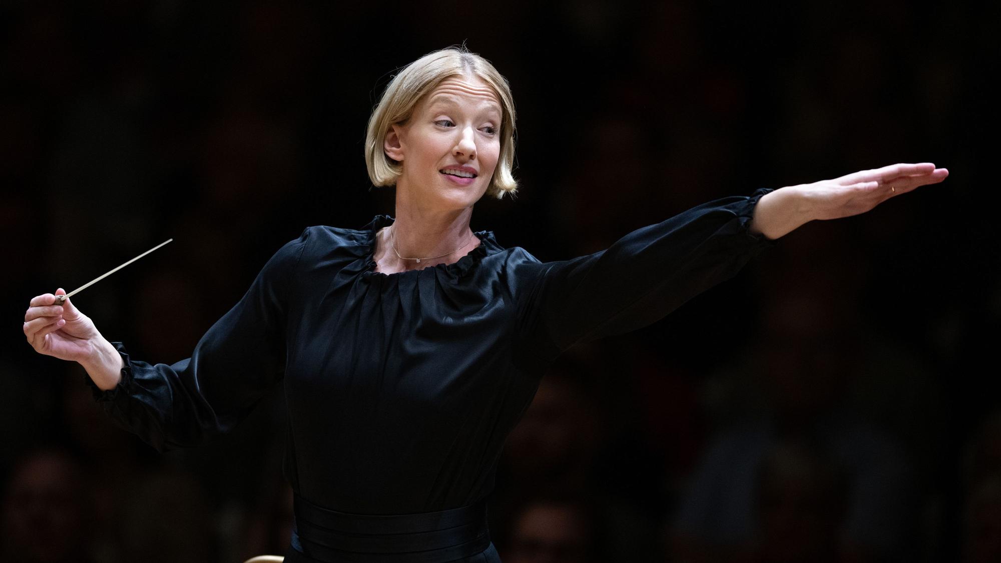 Joana Mallwitz, Chefdirigentin am Konzerthaus Berlin, dirigiert zur Eröffnung der Saison das Konzerthausorchester. Mallwitz beginnt die Spielzeit an zwei Abenden mit den jeweils ersten Sinfonien von Sergej Prokofjew, Kurt Weill und Gustav Mahler. +++ dpa-Bildfunk +++