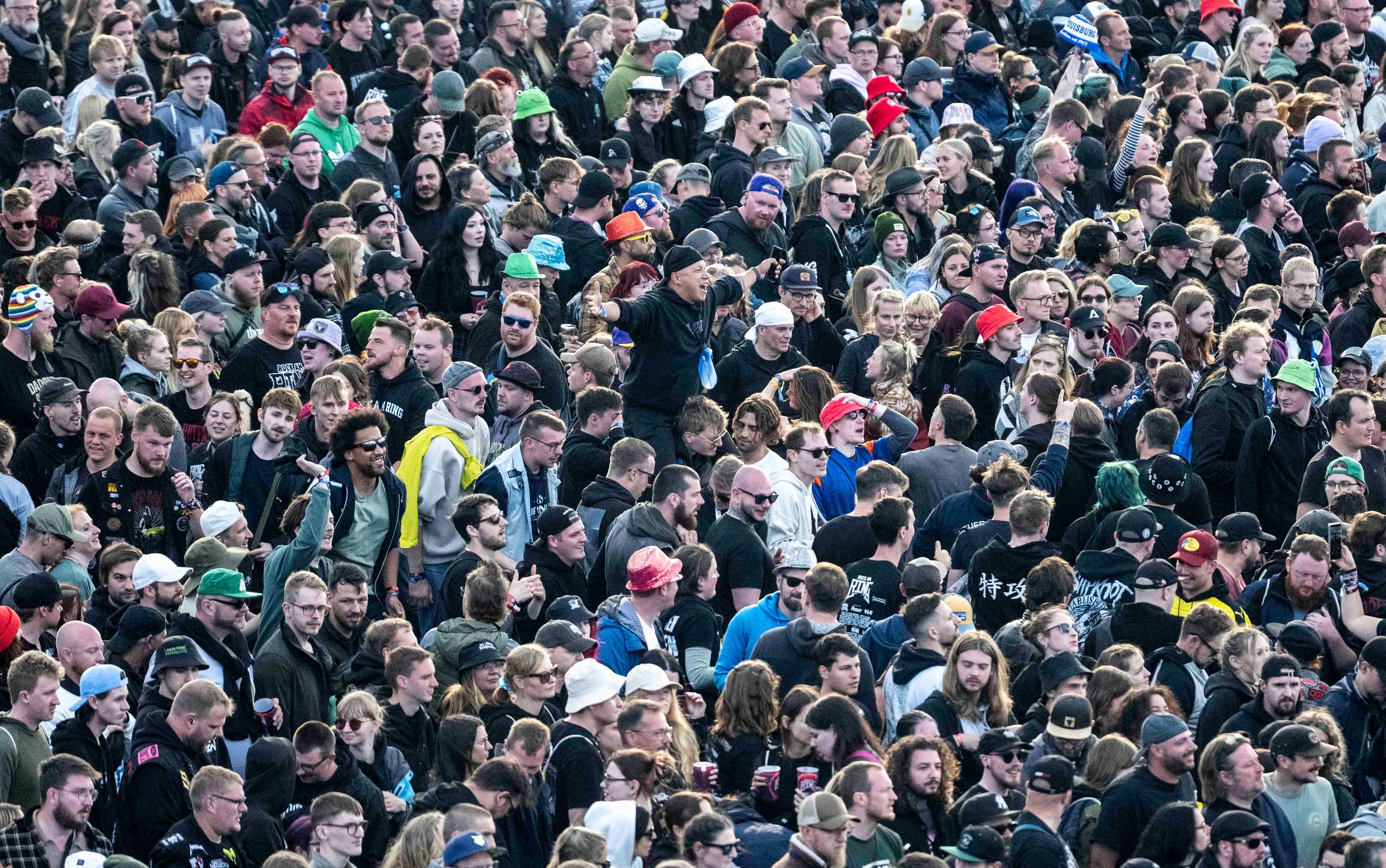 Das Bild zeigt zahlreiche Fans.