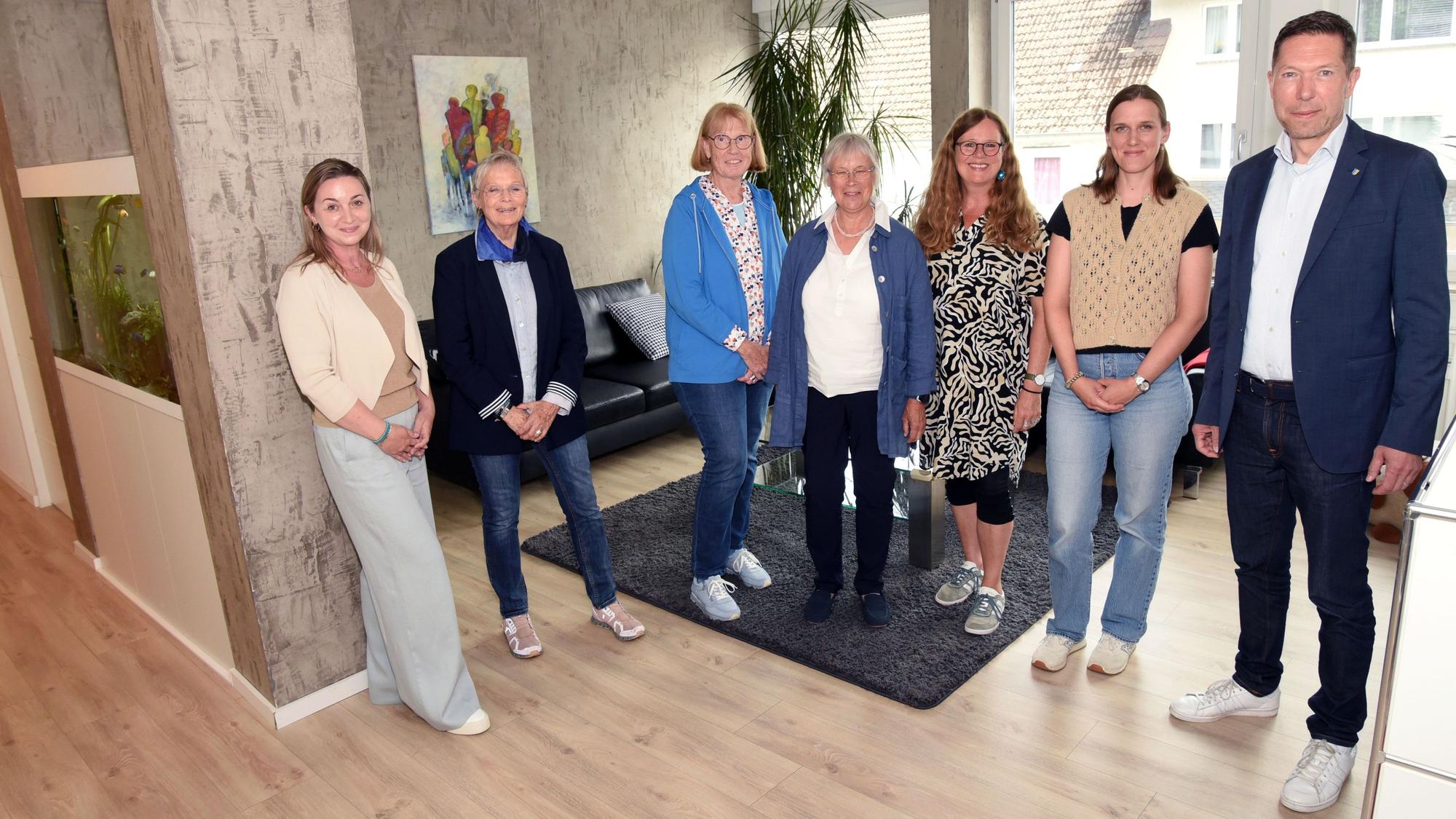 Der Verein Nina Und Nico mit dem neuen Vorstand und den Mitarbeitern in den neuen Räumlichkeiten in der Kölner Strasse 316 in Niedersessmar.
