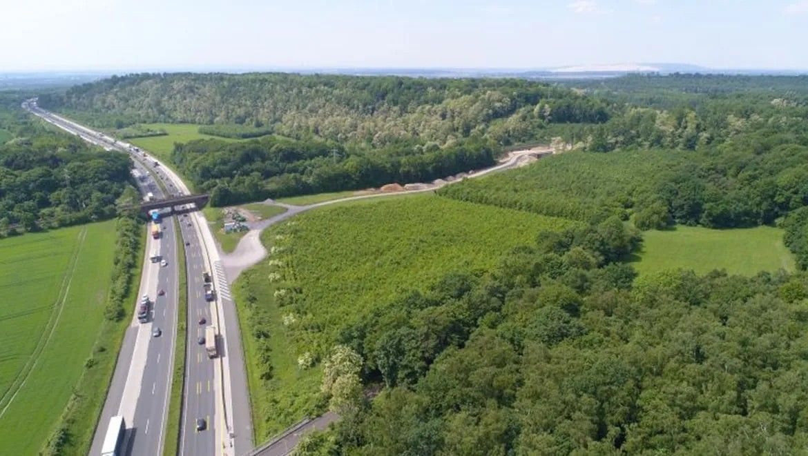 Das Bild ist eine Luftaufnahme und zeigt die im Bau befindliche Autobahnanschlussstelle.