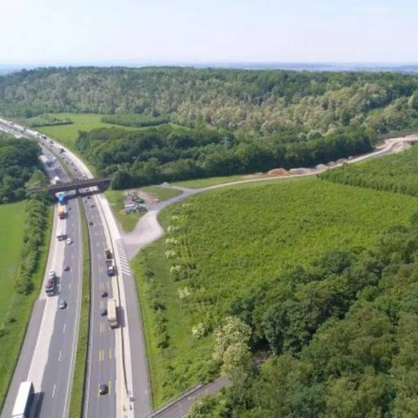 Das Bild ist eine Luftaufnahme und zeigt die im Bau befindliche Autobahnanschlussstelle.