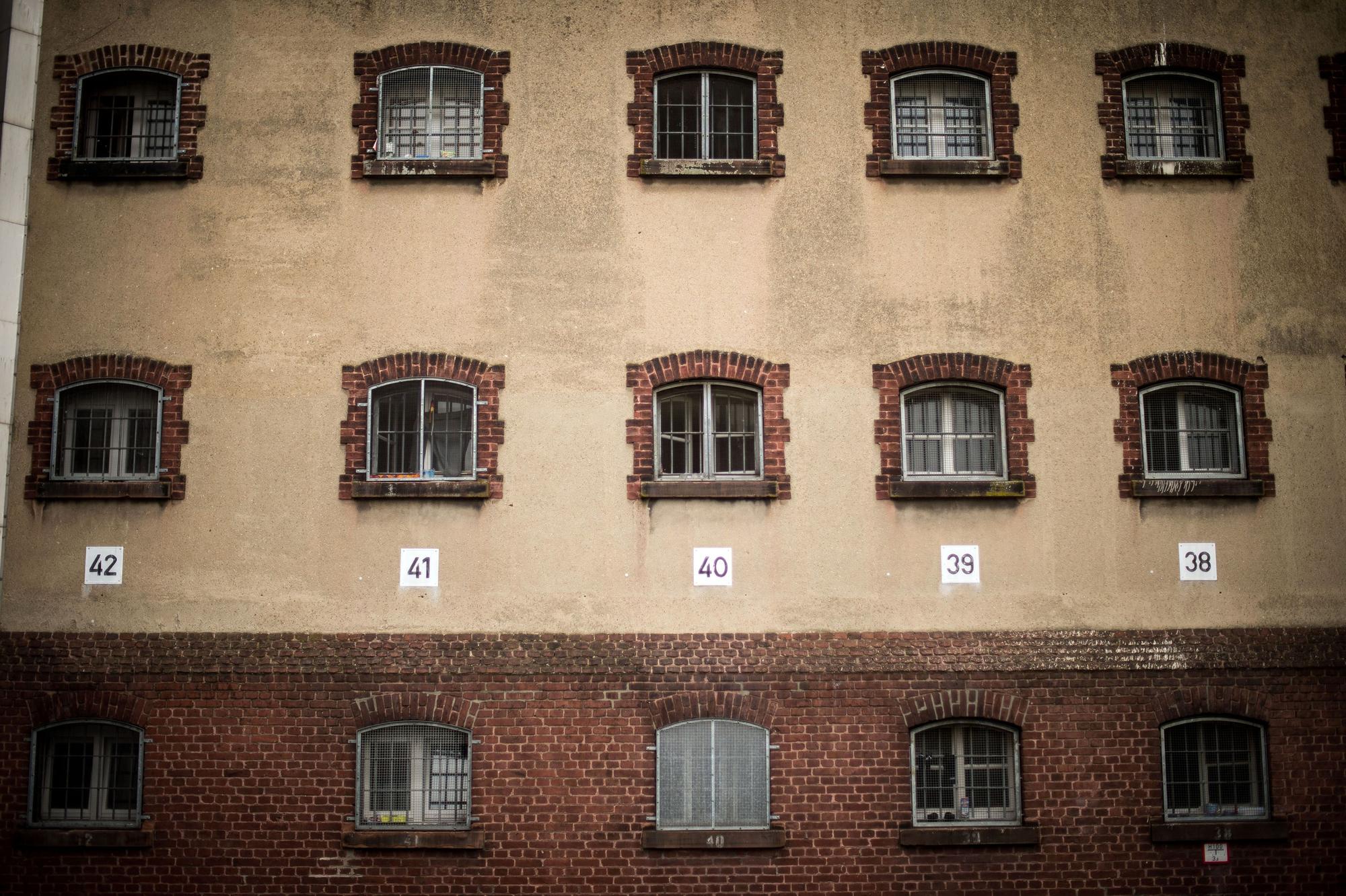 Die vergitterten Fenster der Zellen in der Justizvollzugsanstalt in Willich.