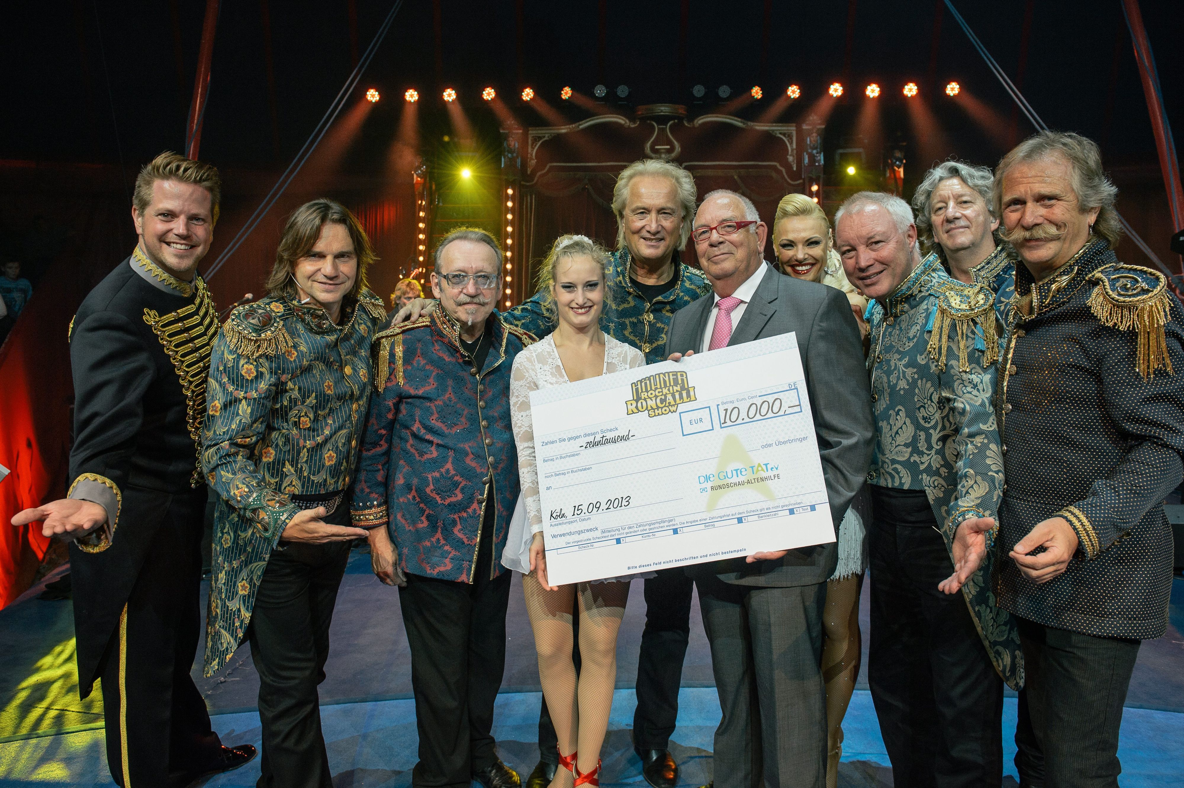 Noch ein Scheck: 2013 erhielt die Altenhilfe eine 10.000-Euro-Spende aus dem Erlös der Höhner Rockin´Roncalli Show. Auch beim 50-Jährigen von Roncalli waren die Höhner dabei.