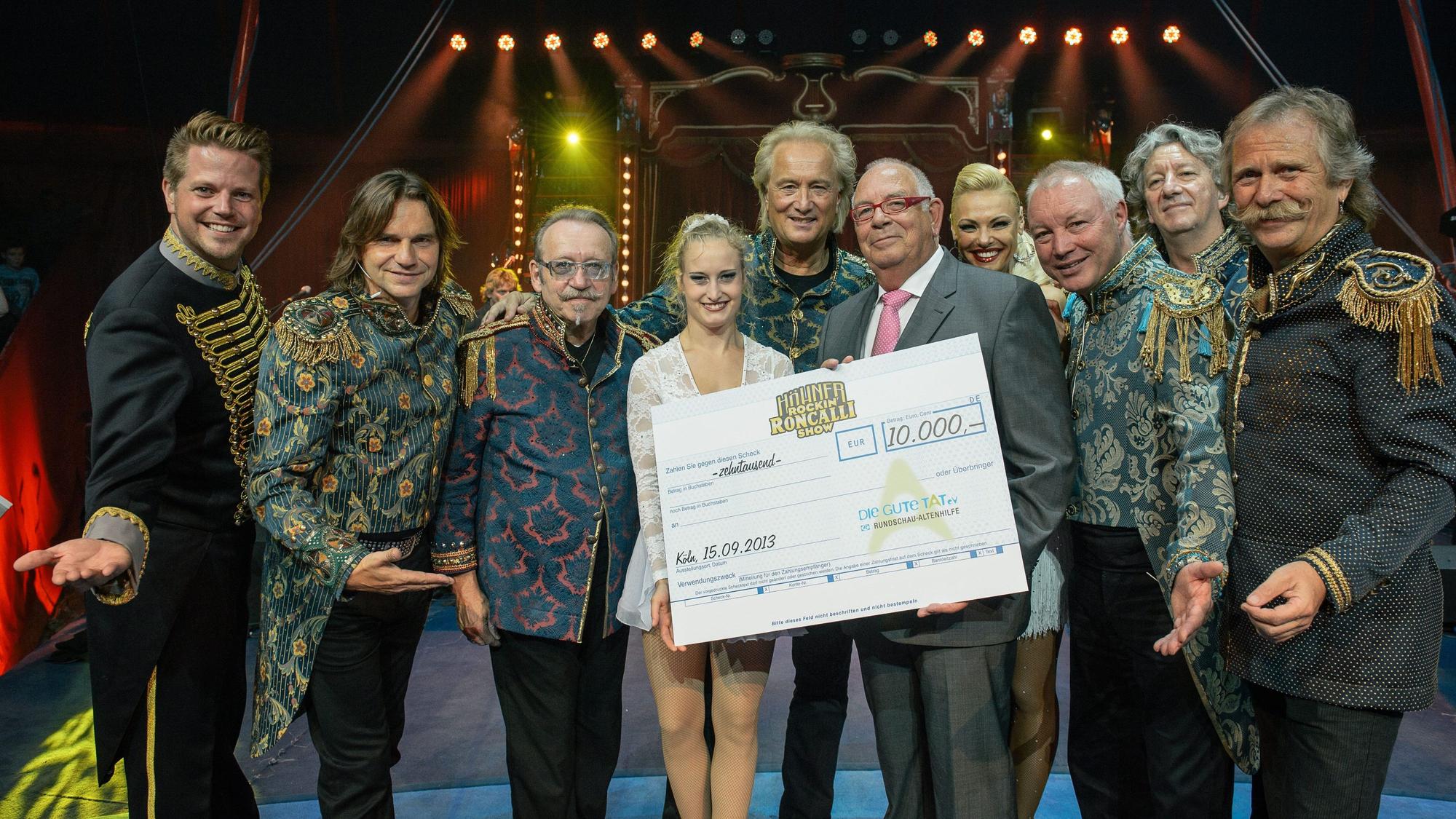 Noch ein Scheck: 2013 erhielt die Altenhilfe eine 10.000-Euro-Spende aus dem Erlös der Höhner Rockin´Roncalli Show. Auch beim 50-Jährigen von Roncalli waren die Höhner dabei.