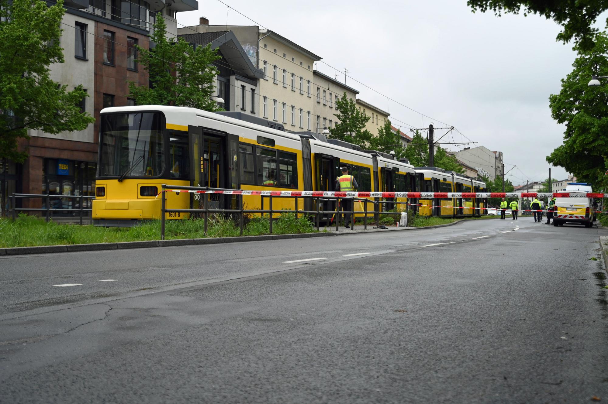 Ein Feuerwehr-Absperrband ist bei einer Unfallstelle in Berlin zu sehen. (Symbolbild)