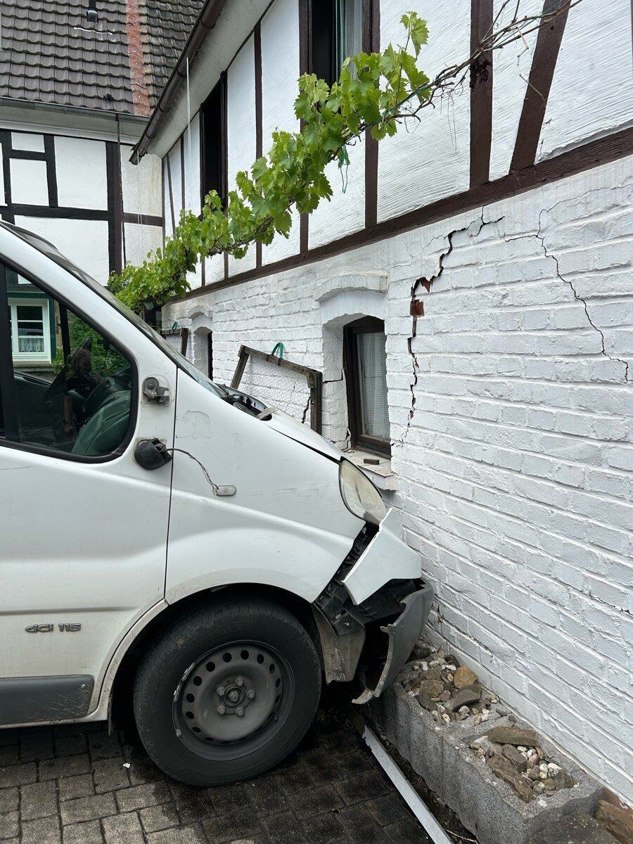 Lieferwagen kracht gegen Hauswand in Wiehlmünden.