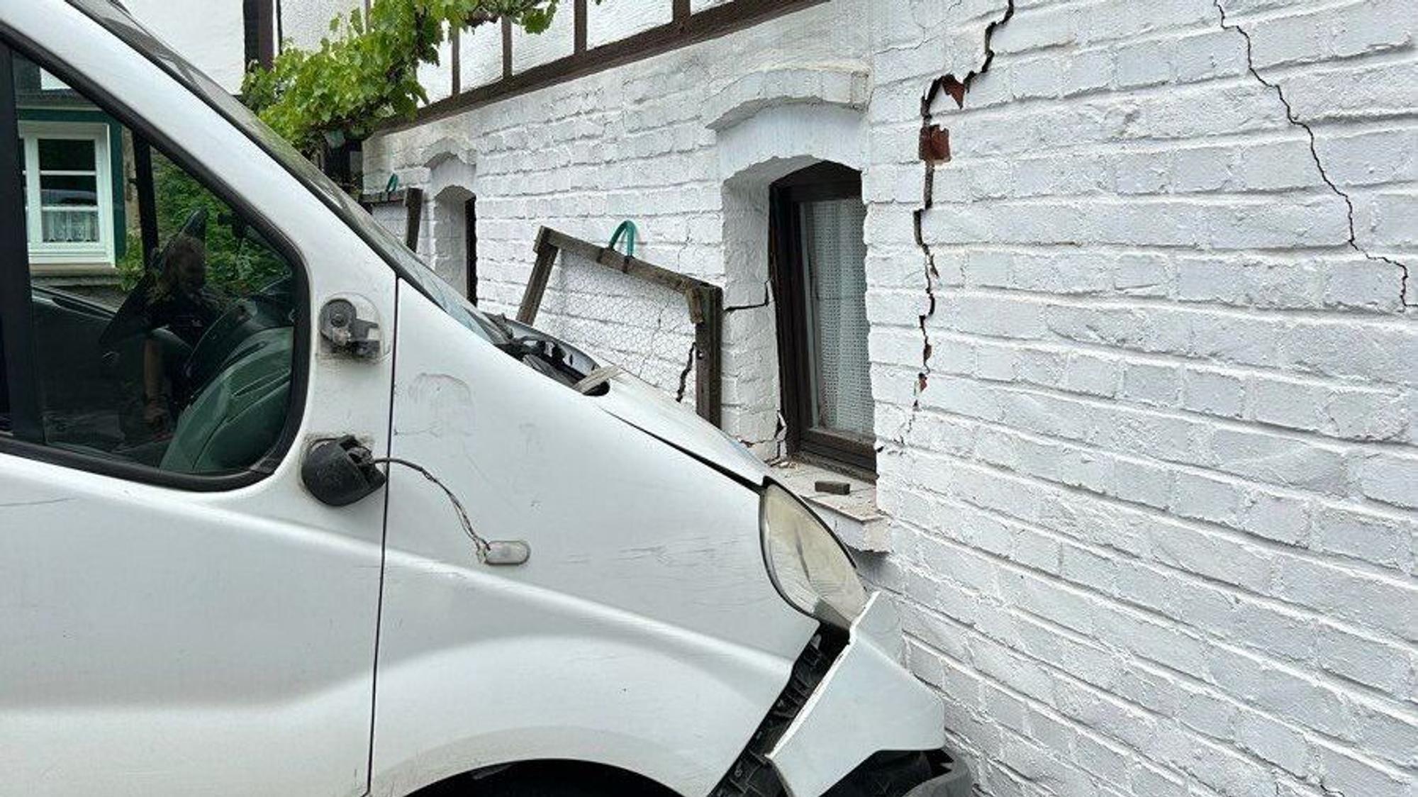 Lieferwagen kracht gegen Hauswand in Wiehlmünden.