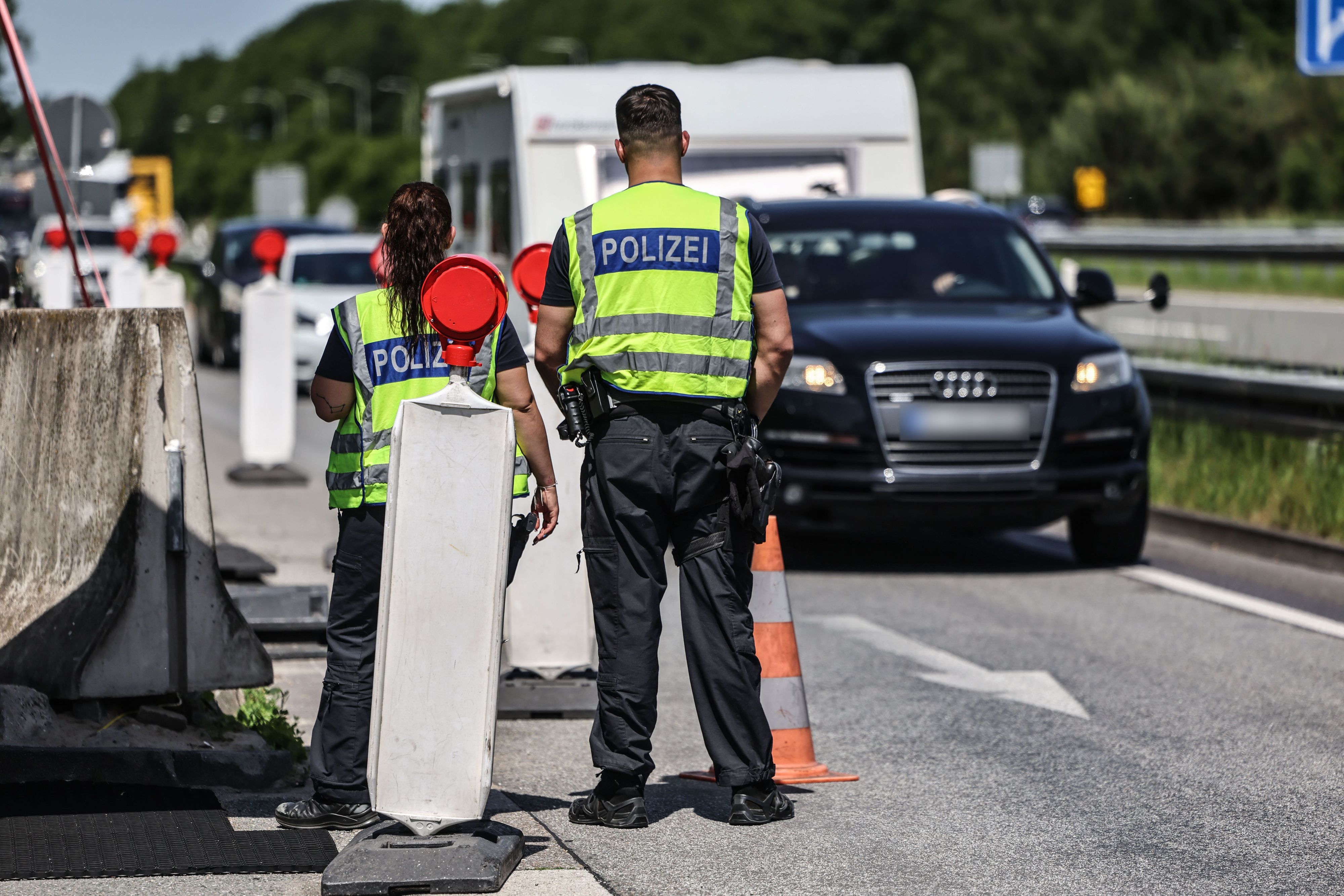 Polizisten der Bundespolizei kontrollieren Verkehrsteilnehmer am Grenzübergang Elten auf der A3 bei der Einreise nach Deutschland.