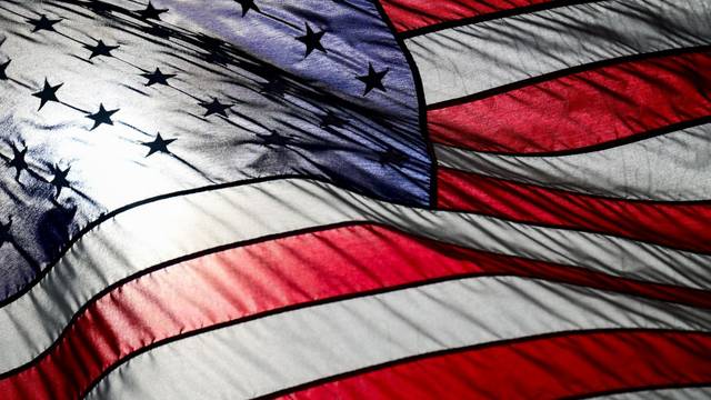 Die Sonne scheint durch eine US-Flagge