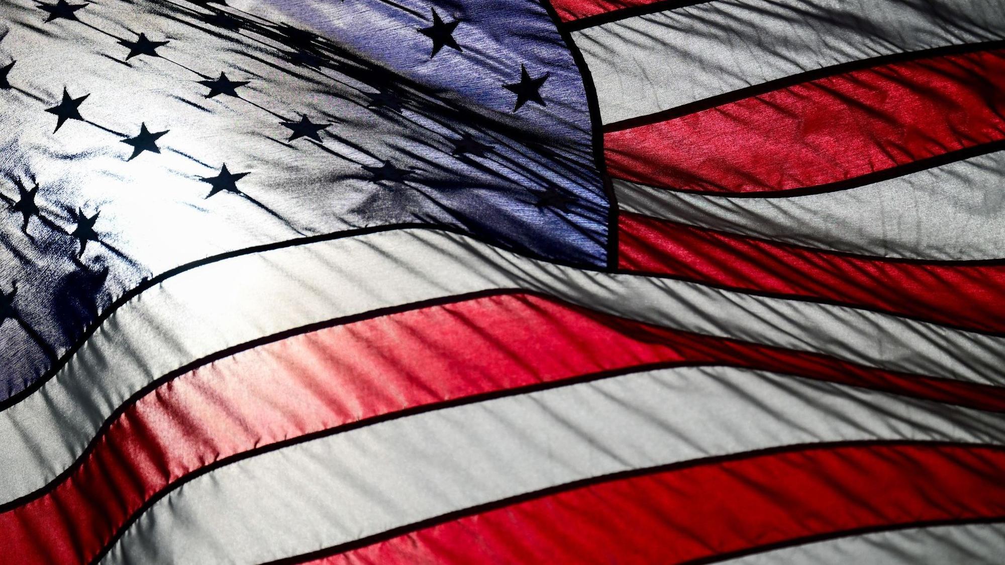 Die Sonne scheint durch eine US-Flagge