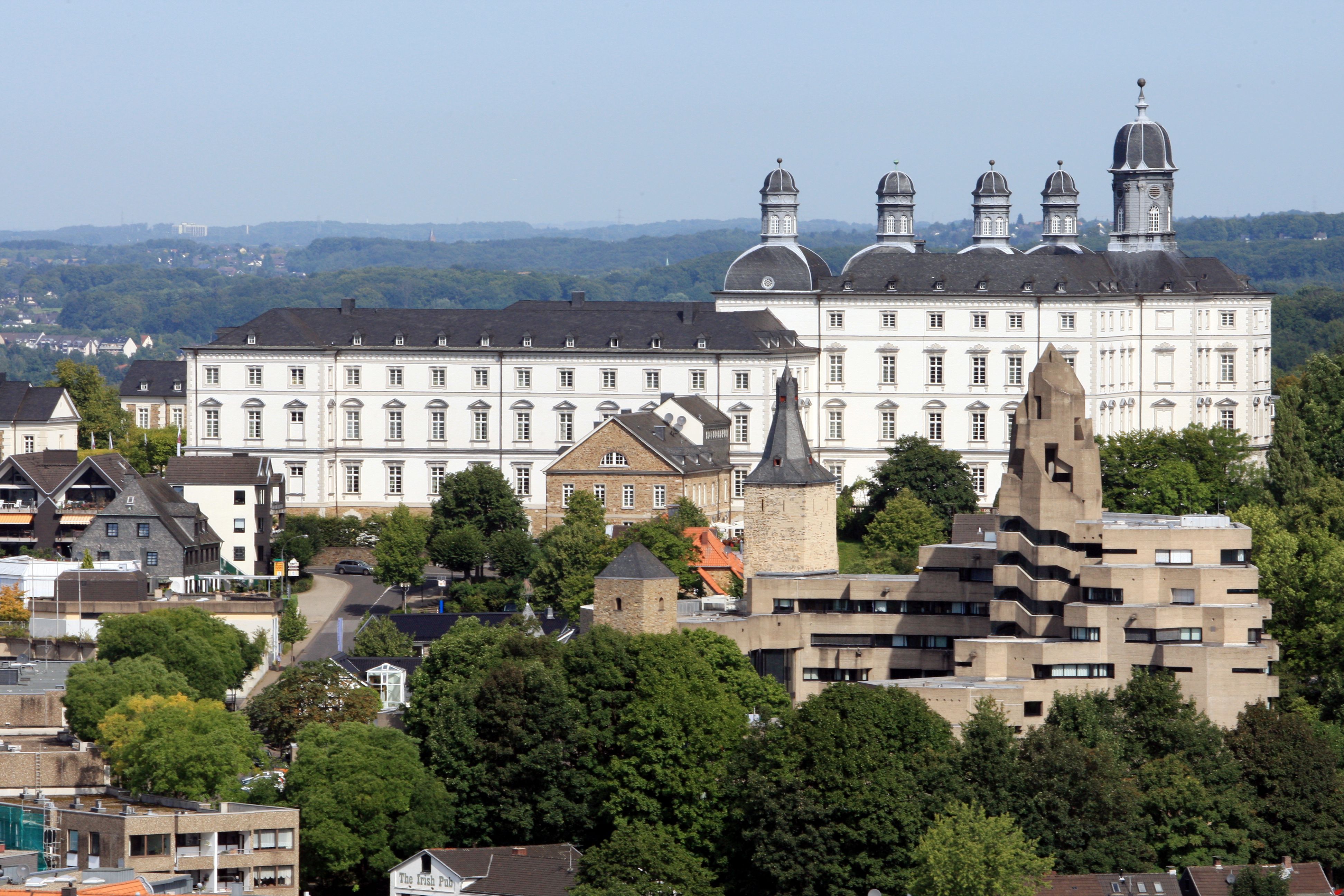 Bensbergs Schloss und Rathaus stehen auf einem Hügel.