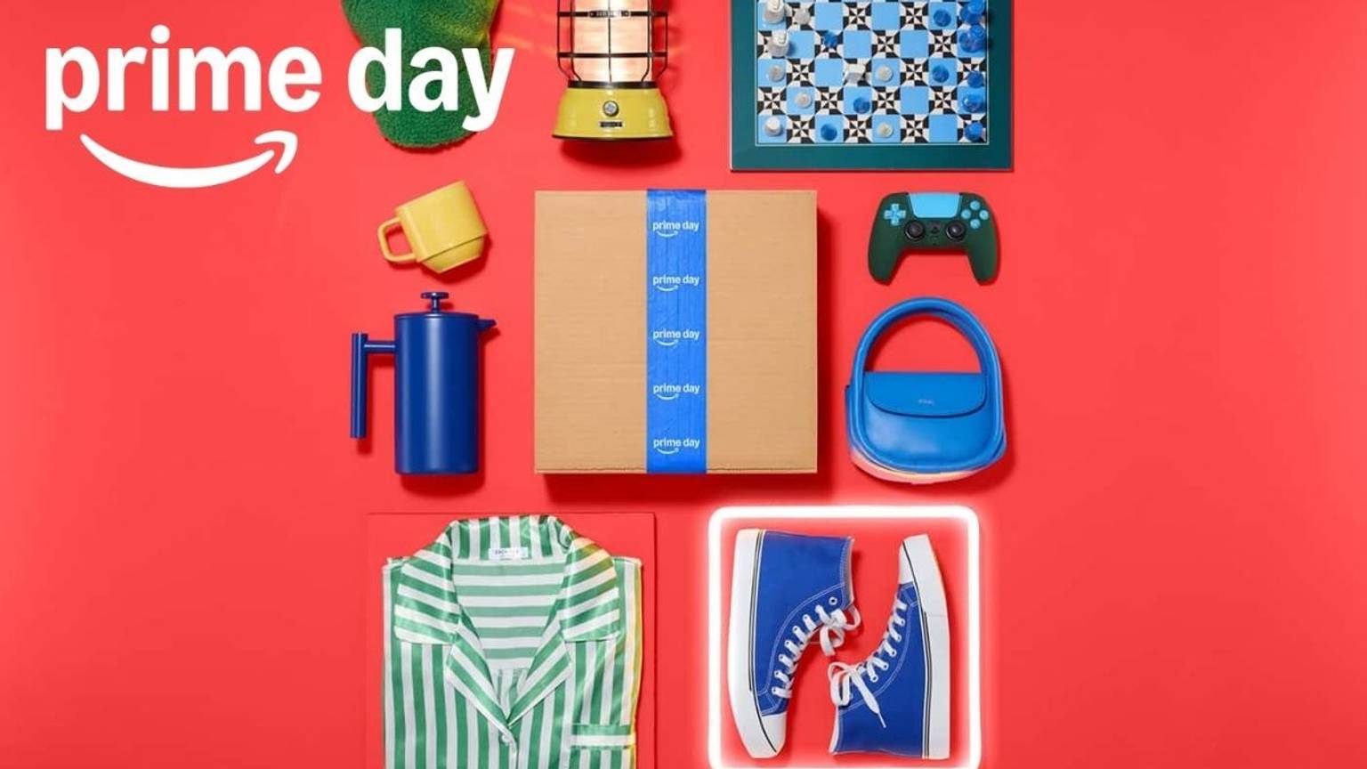 Marketingbild zum Amazon Prime Day mit dem Amazon-Logo auf rotem Hintergrund. In einer Flatlay-Anordnung sind verschiedene Produkte zu sehen: ein grün-weiß gestreiftes Hemd, eine blaue Kaffeepresse, eine gelbe Tasse, eine Campinglaterne, ein Schachbrett, ein grüner Gaming-Controller, eine blaue Handtasche, blaue Sneaker sowie ein Amazon-Paket mit Prime-Day-Klebeband in der Mitte.