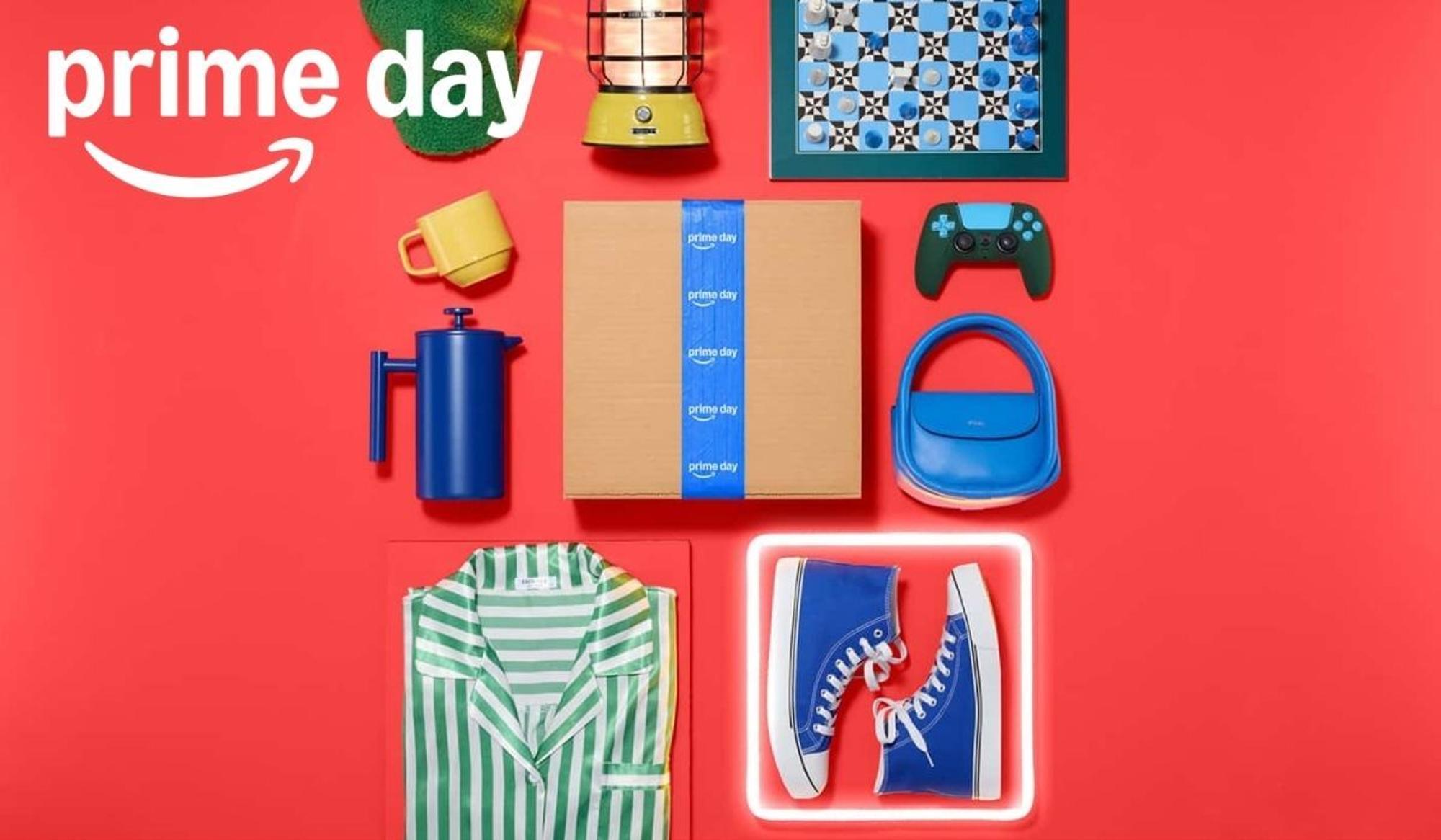 Marketingbild zum Amazon Prime Day mit dem Amazon-Logo auf rotem Hintergrund. In einer Flatlay-Anordnung sind verschiedene Produkte zu sehen: ein grün-weiß gestreiftes Hemd, eine blaue Kaffeepresse, eine gelbe Tasse, eine Campinglaterne, ein Schachbrett, ein grüner Gaming-Controller, eine blaue Handtasche, blaue Sneaker sowie ein Amazon-Paket mit Prime-Day-Klebeband in der Mitte.