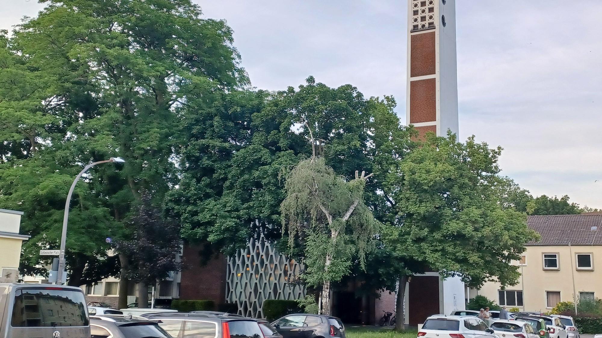 Zu sehen ist die Salvatorkirche in Weidenpesch von außen.