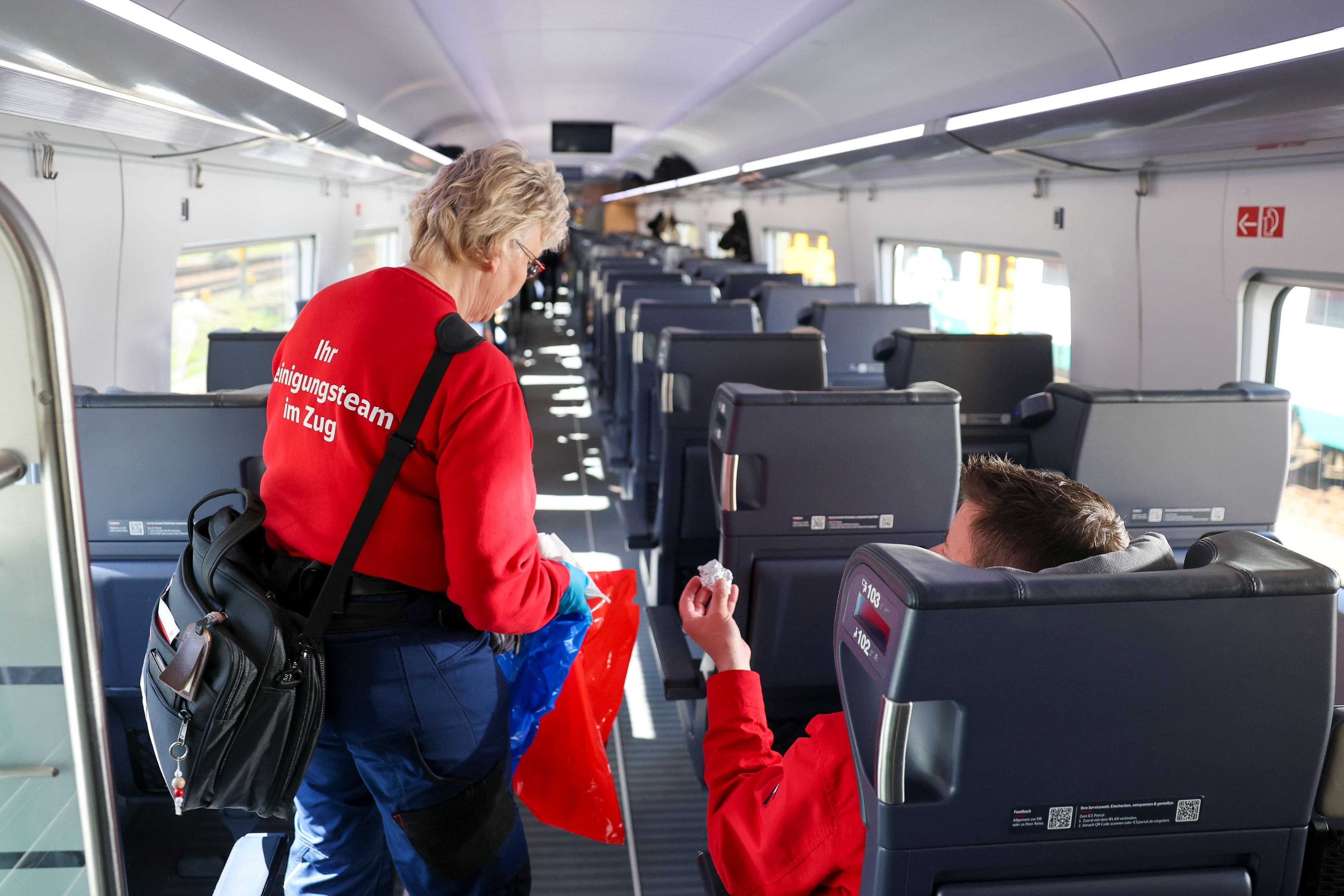 «Unterwegsreinigerin» nimmt den Abfall von Passagieren in einem ICE-4 auf der Fahrt von Leipzig nach Hamburg mit.