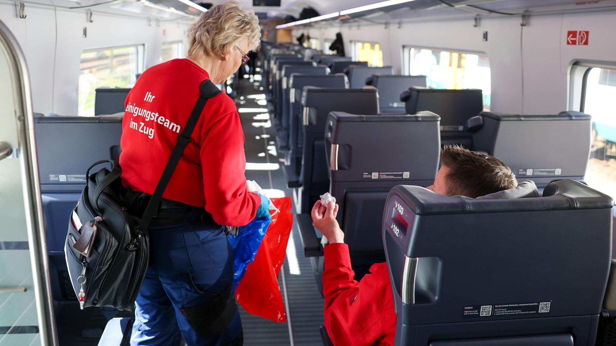«Unterwegsreinigerin» nimmt den Abfall von Passagieren in einem ICE-4 auf der Fahrt von Leipzig nach Hamburg mit.