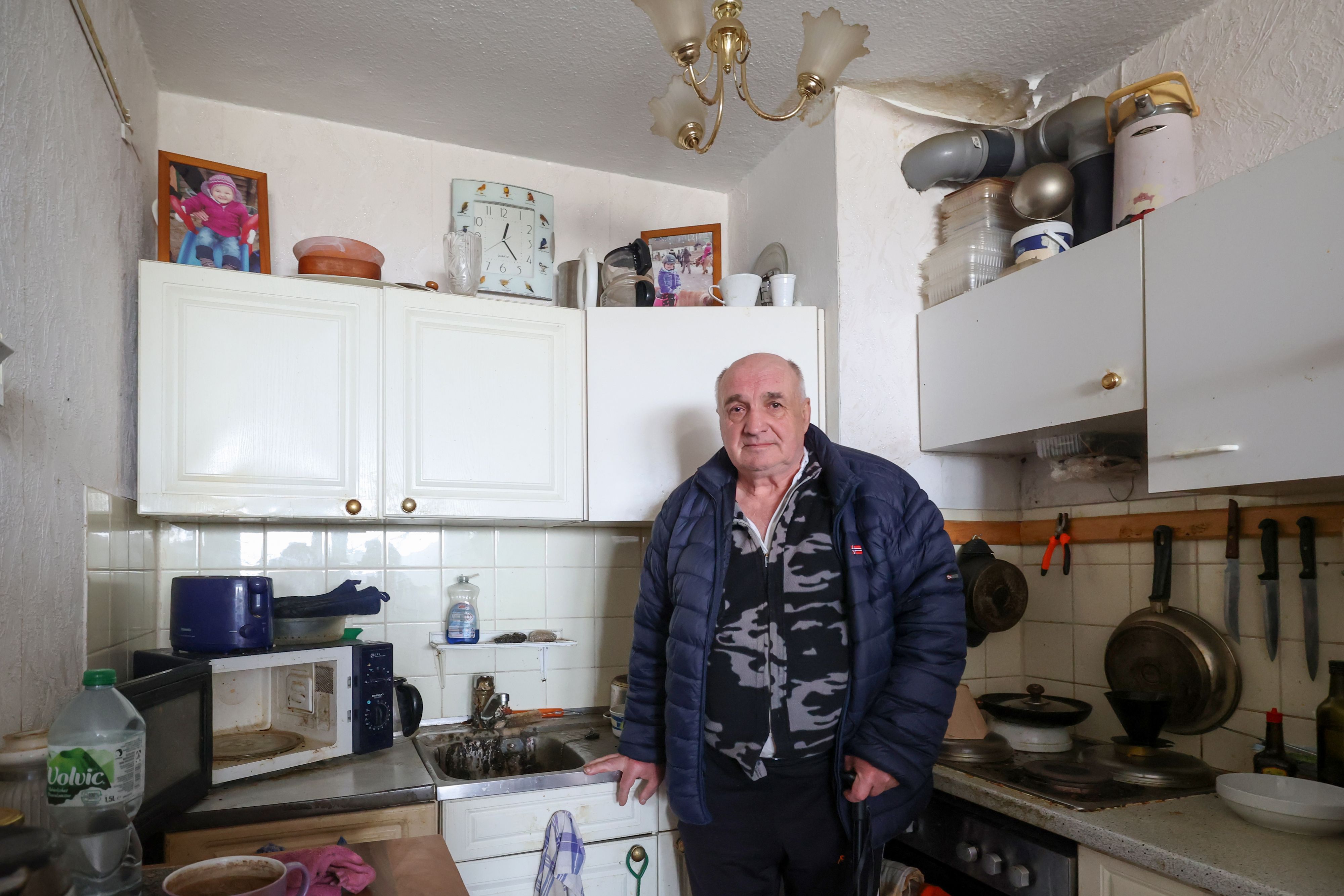 Vladimir Titov lebt seit Jahren mit Schimmel in seiner Wohnung.
