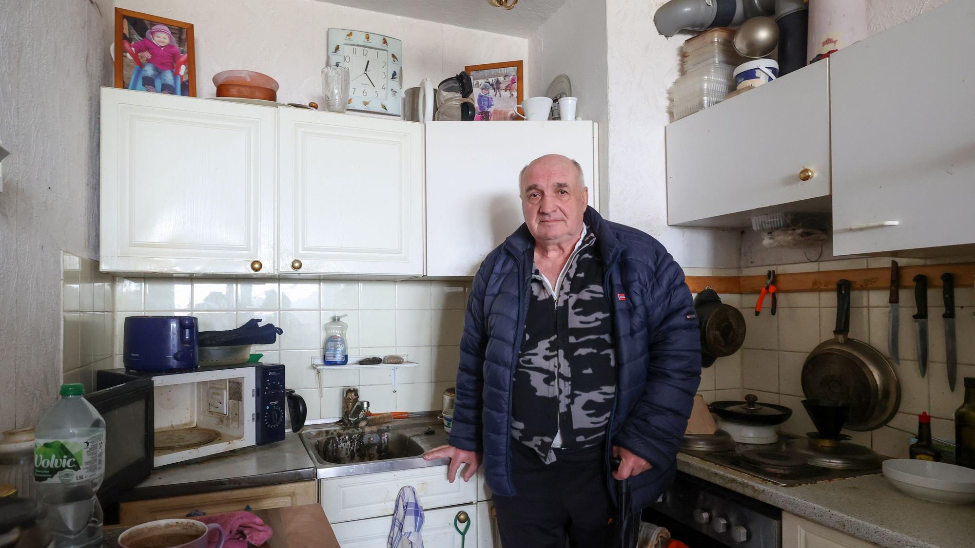 Vladimir Titov lebt seit Jahren mit Schimmel in seiner Wohnung.