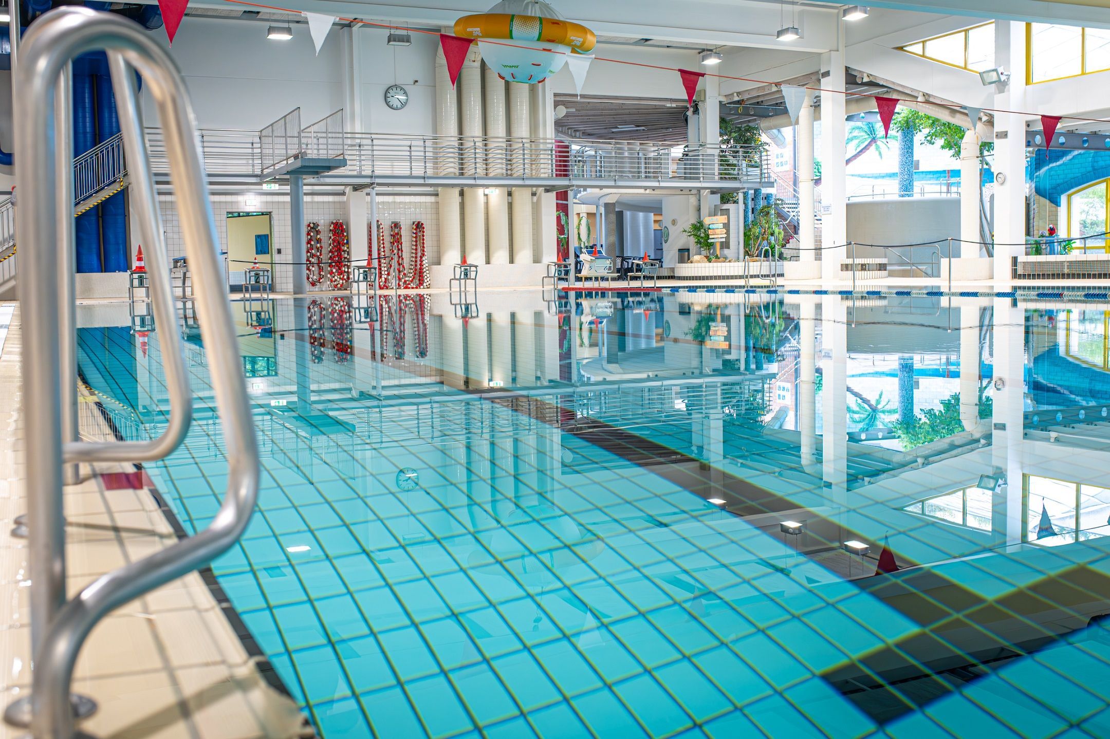 Das Foto zeigt ein Becken im Familienbad De Bütt.