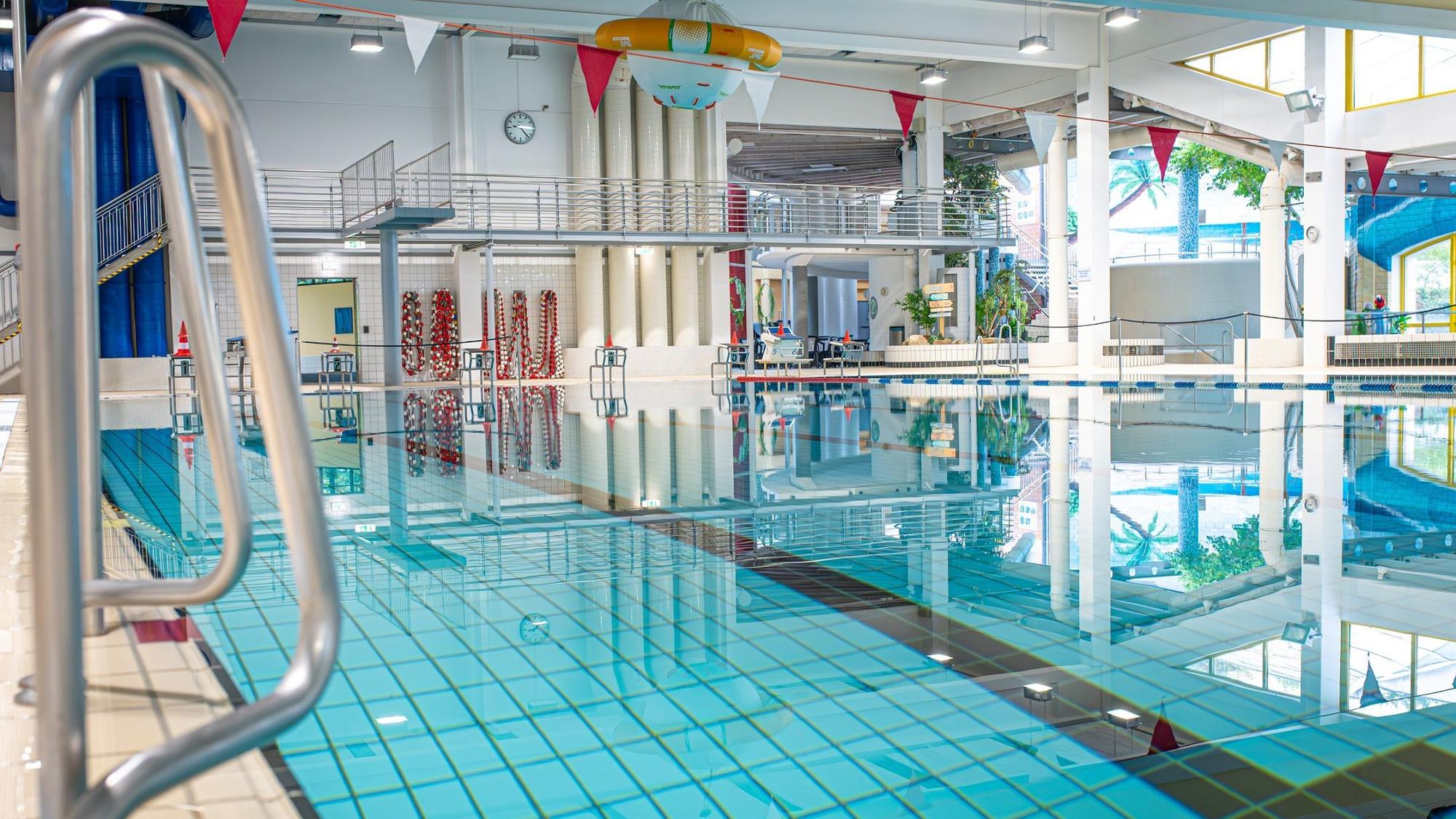 Das Foto zeigt ein Becken im Familienbad De Bütt.
