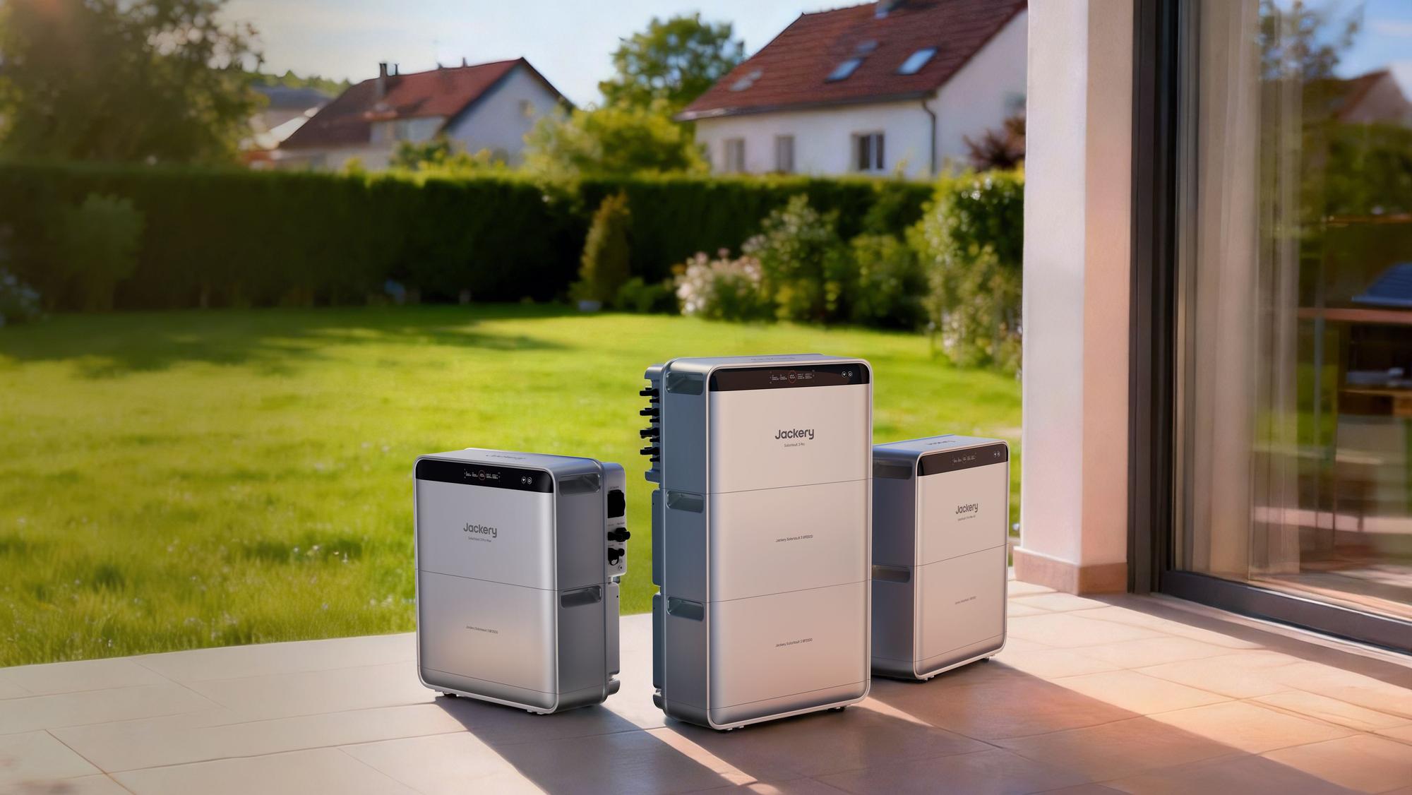 BP2500-Zusatzakkus und Jackery SolarVault 3 Pro MAX Speicher stehen auf einer Terrasse vor einem Haus an einem sonnigen Tag.