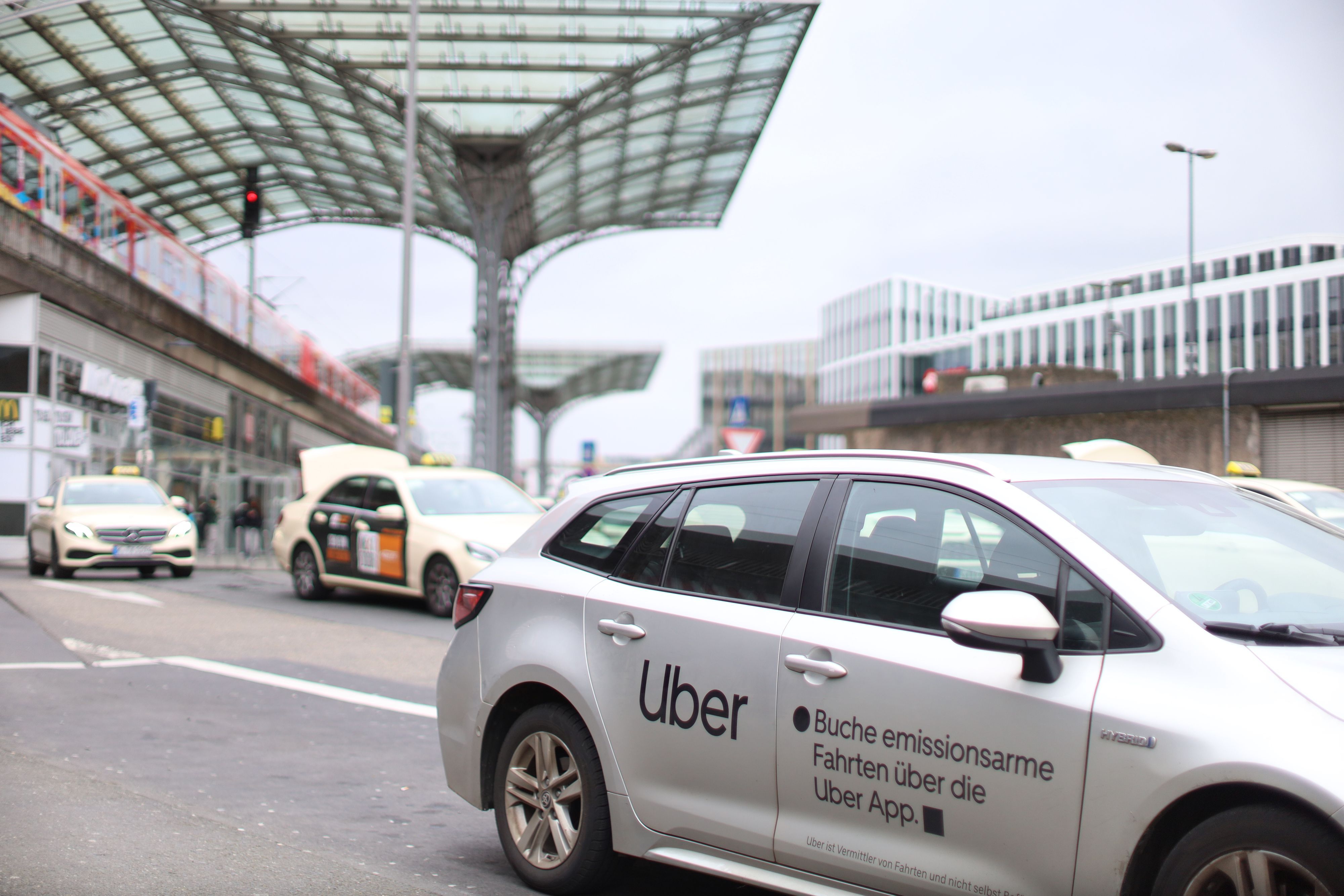 Ein Mietwagen steht am Breslauer Platz vor dem Kölner Hauptbahnhof.