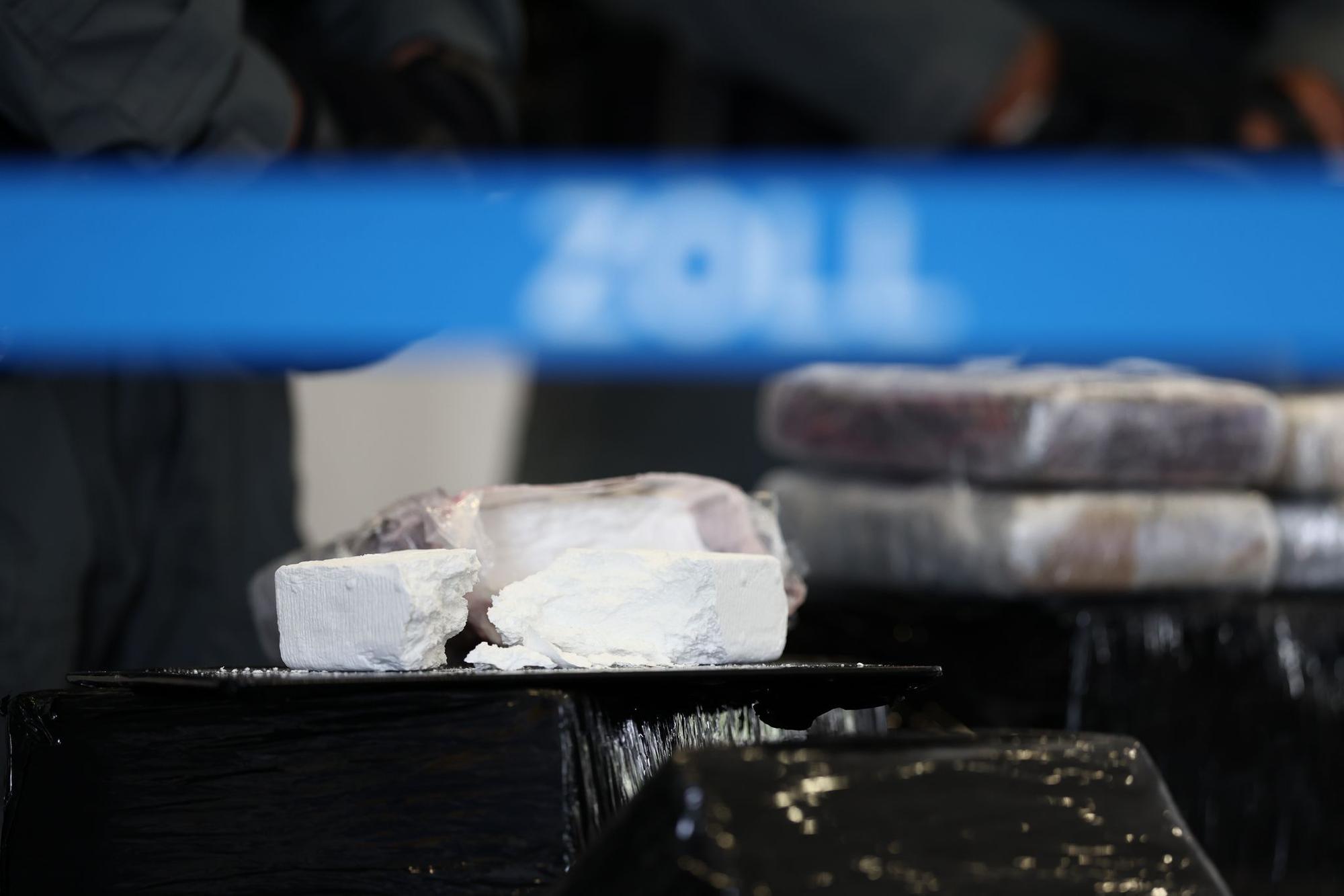 Zoll stellt Kokain im Tonnenbereich sicher