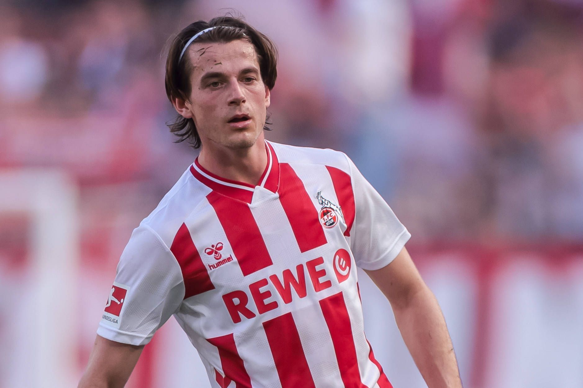 Jakub Kaminski im Trikot des 1. FC Köln auf dem Platz.