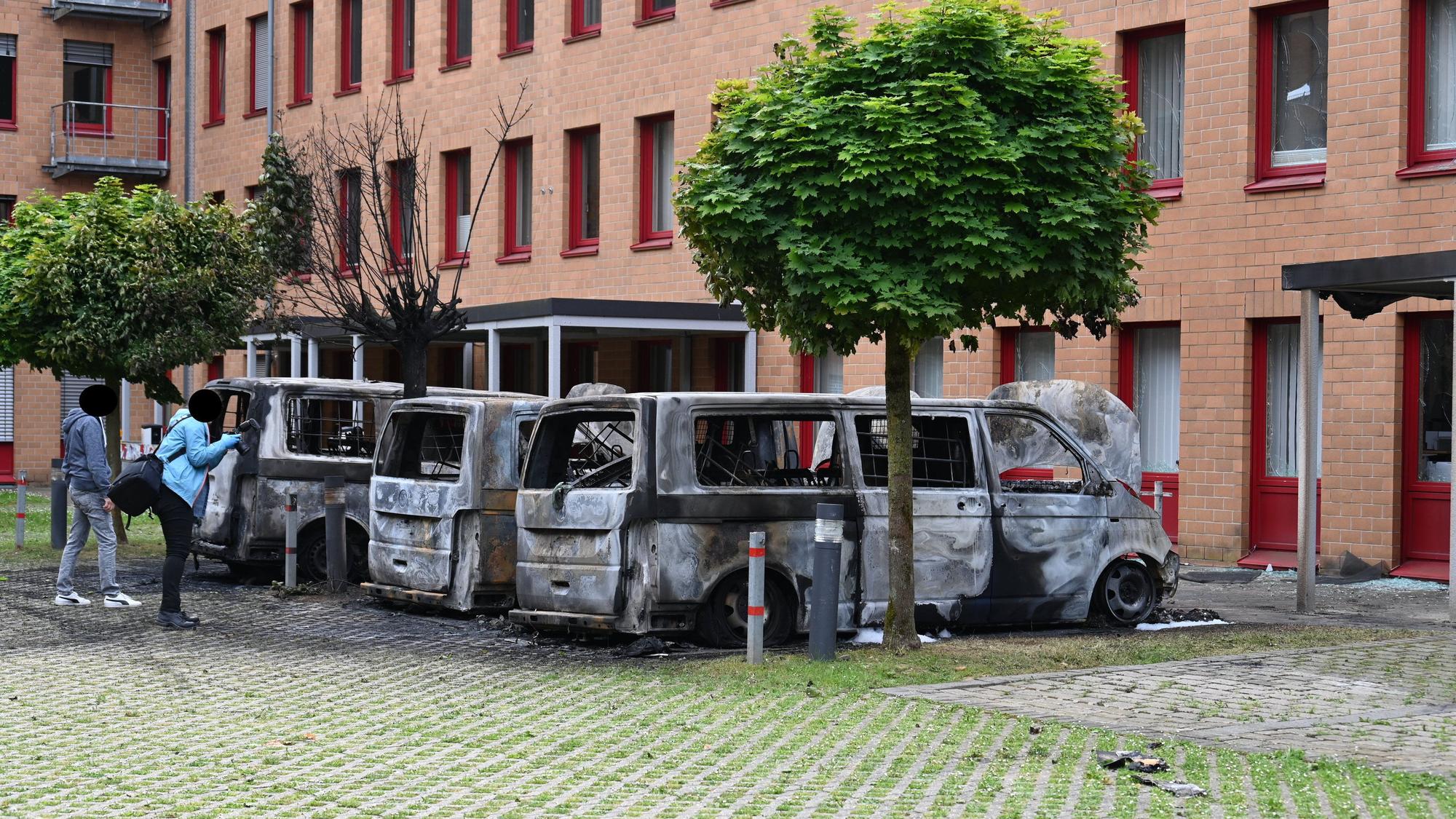 An der Kreisverwaltung in Bergheim waren am Mittwoch drei Autos ausgebrannt.