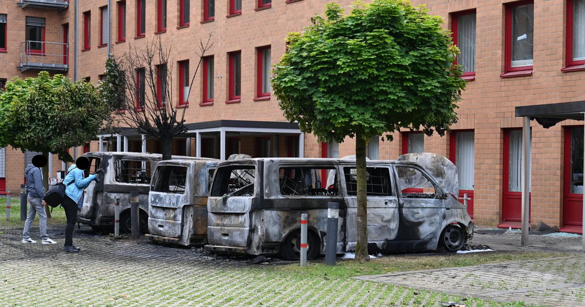 Hintergrund noch unklar: Jamaika verurteilt Brandanschlag auf Fahrzeuge ...