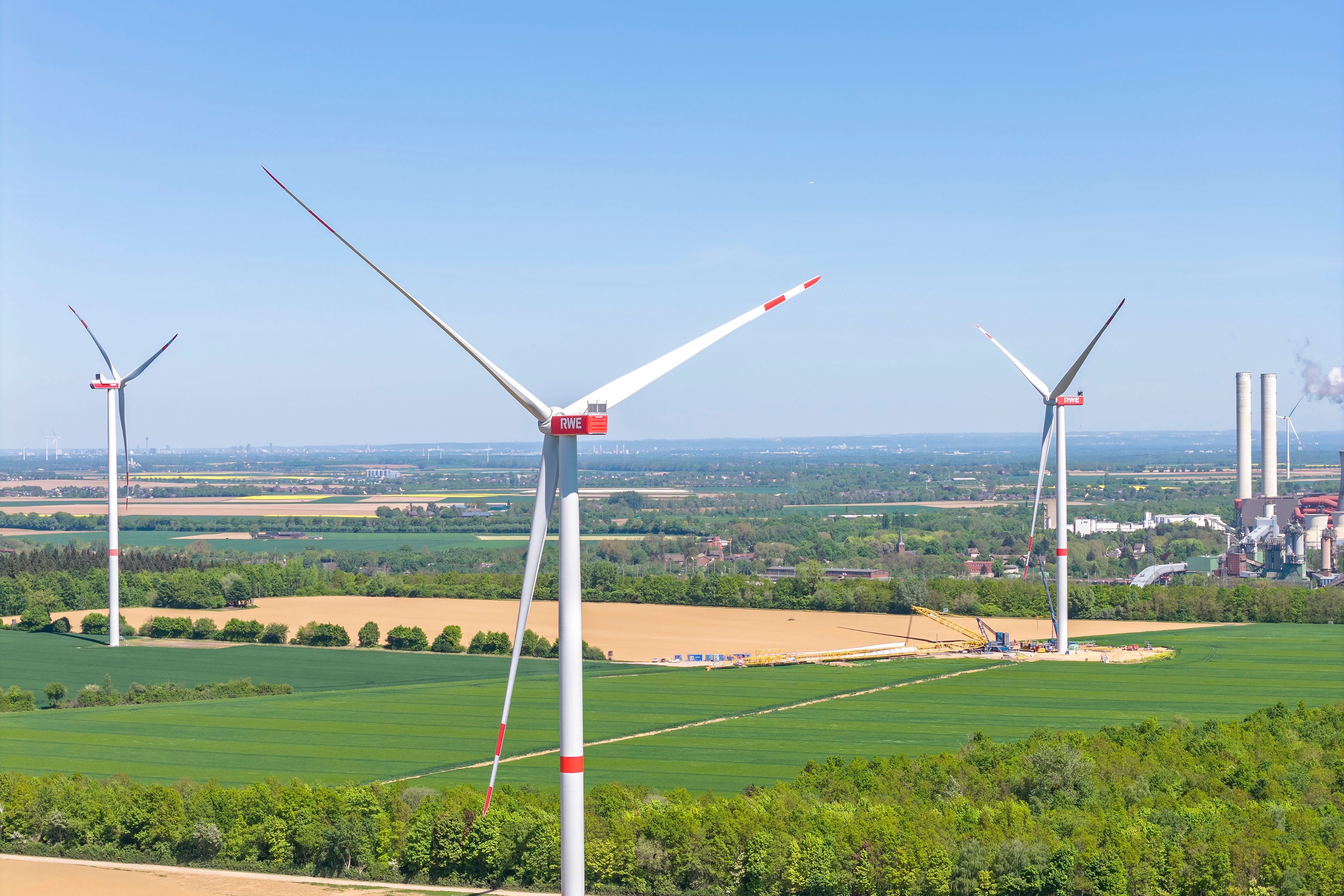 Das Bild zeigt Windräder auf der Wiedenfelder Höhe.