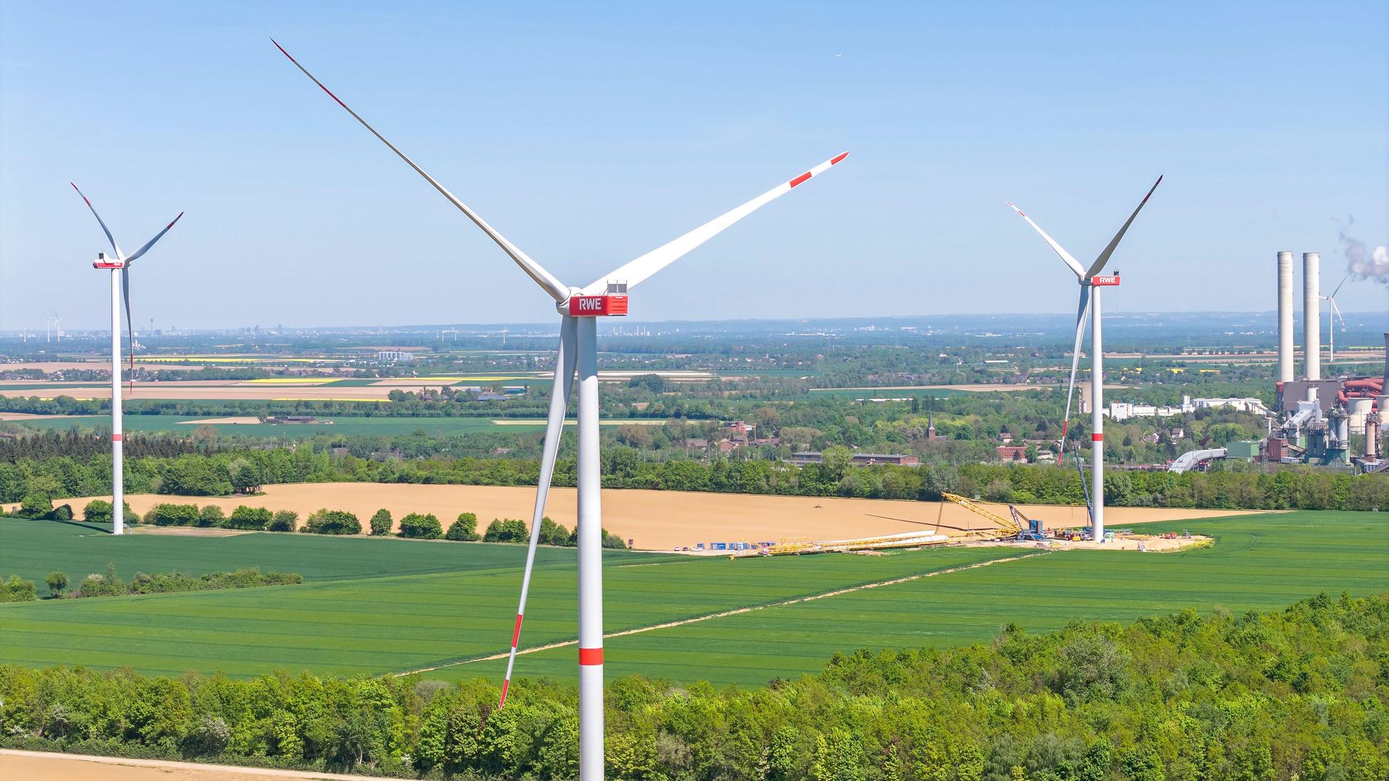 Das Bild zeigt Windräder auf der Wiedenfelder Höhe.