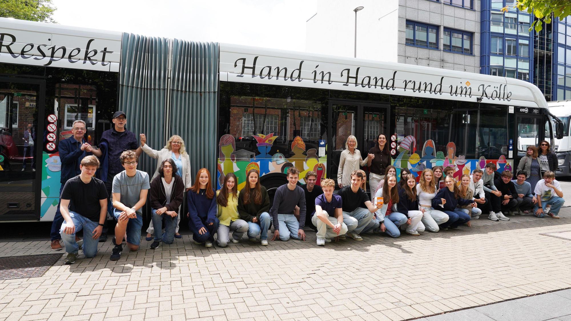 Die Gewinnerklasse posiert vor ihrem selbst gestalteten Bus.