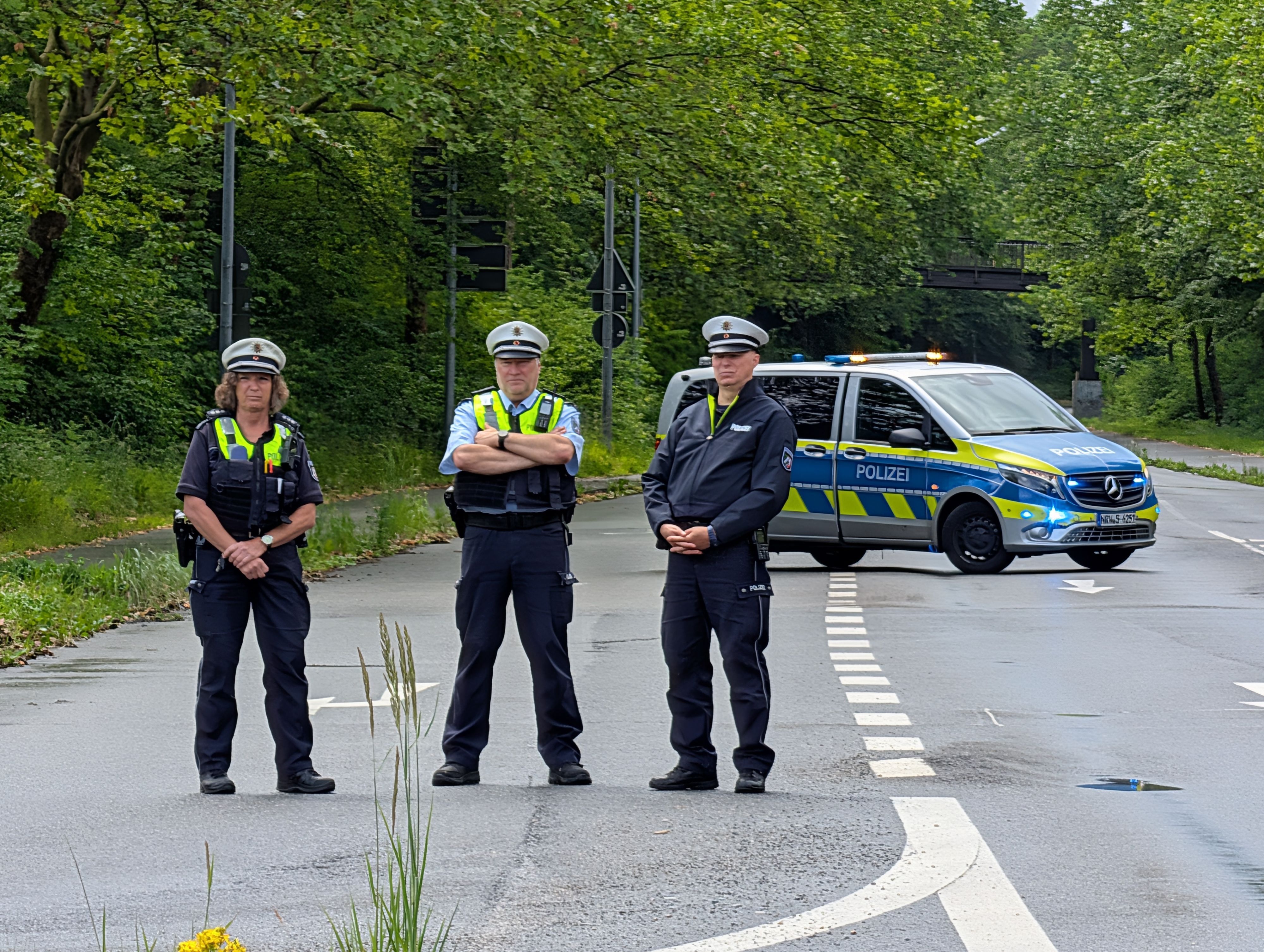 Polizisten sperrten die Unfallstelle ab.