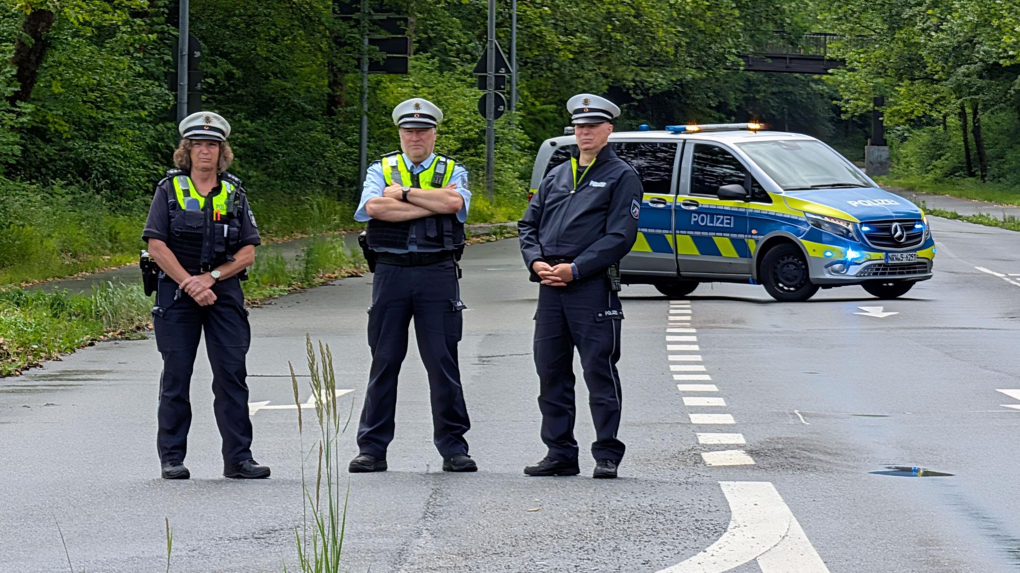 Polizisten sperrten die Unfallstelle ab.