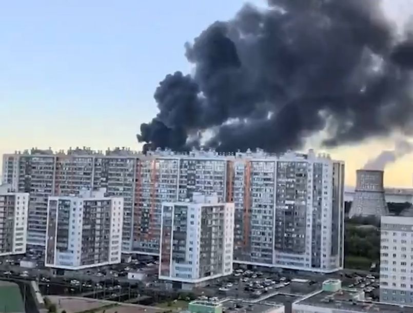 Ein Screenshot aus einem vom ukrainischen Präsidenten Wolodymyr Selenskyj veröffentlichten Video zeigt Rauchsäulen über St. Petersburg.