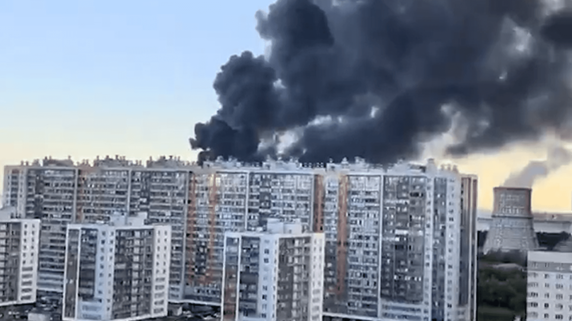 Ein Screenshot aus einem vom ukrainischen Präsidenten Wolodymyr Selenskyj veröffentlichten Video zeigt Rauchsäulen über St. Petersburg.