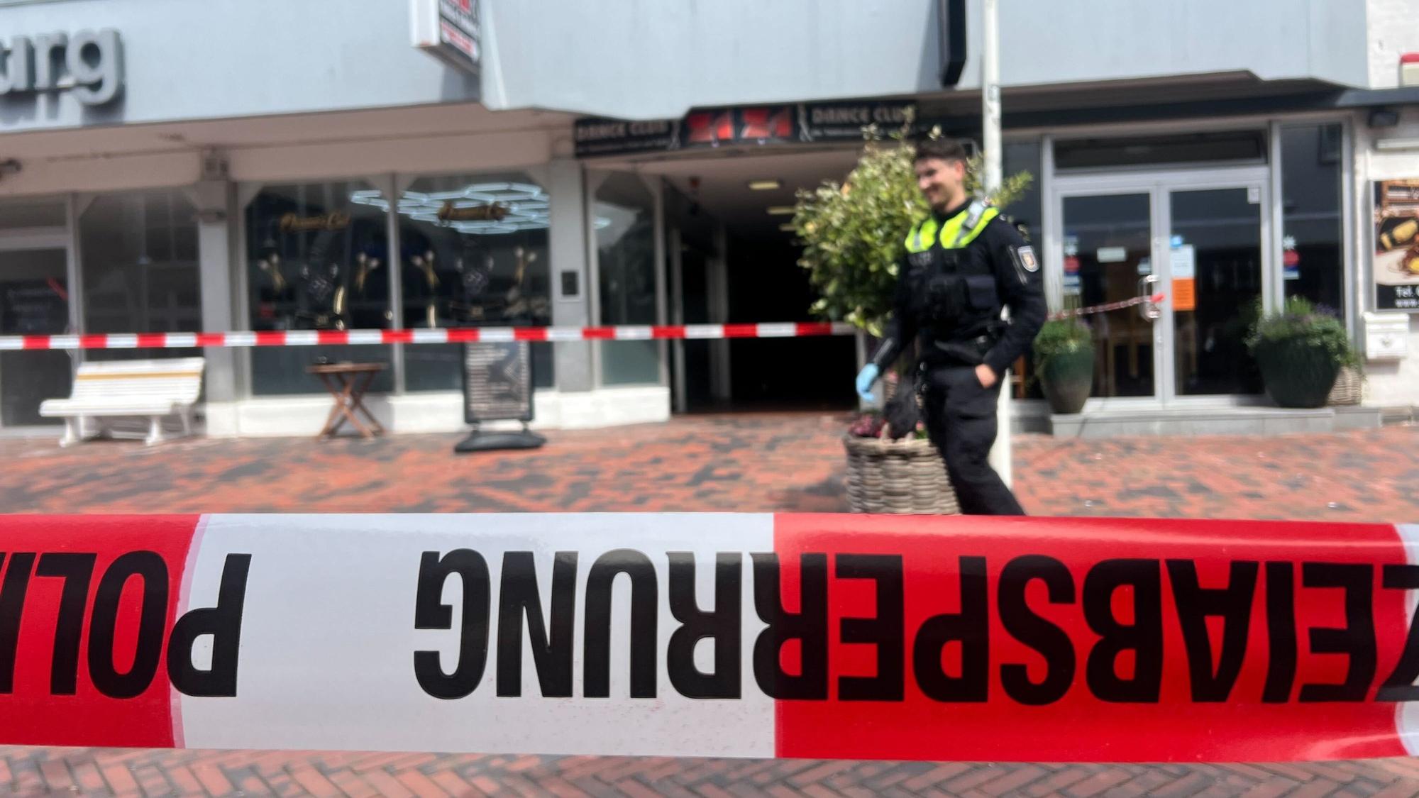 Ein Absperrband ist der Einsatzort gesichert.