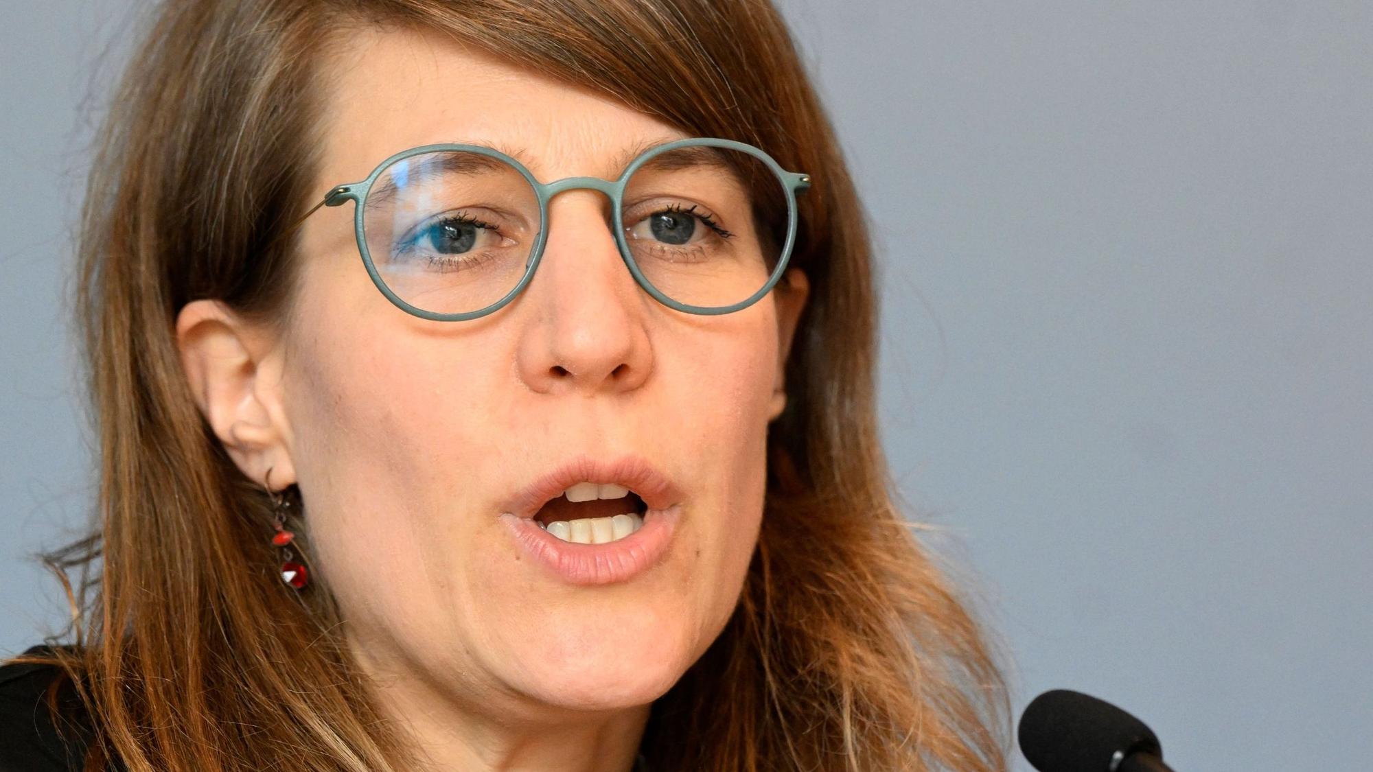 Verena Schäffer (Grüne), Integrationsministerin in Nordrhein-Westfalen, stellt im Landtag den Bericht der Landesregierung zu antisemitischen Vorfällen im Jahr 2025 der Presse vor.