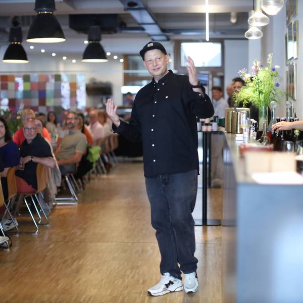 Gastgeber Tom Mackenroth freut sich über die guten Gespräche an der langen Tafel.