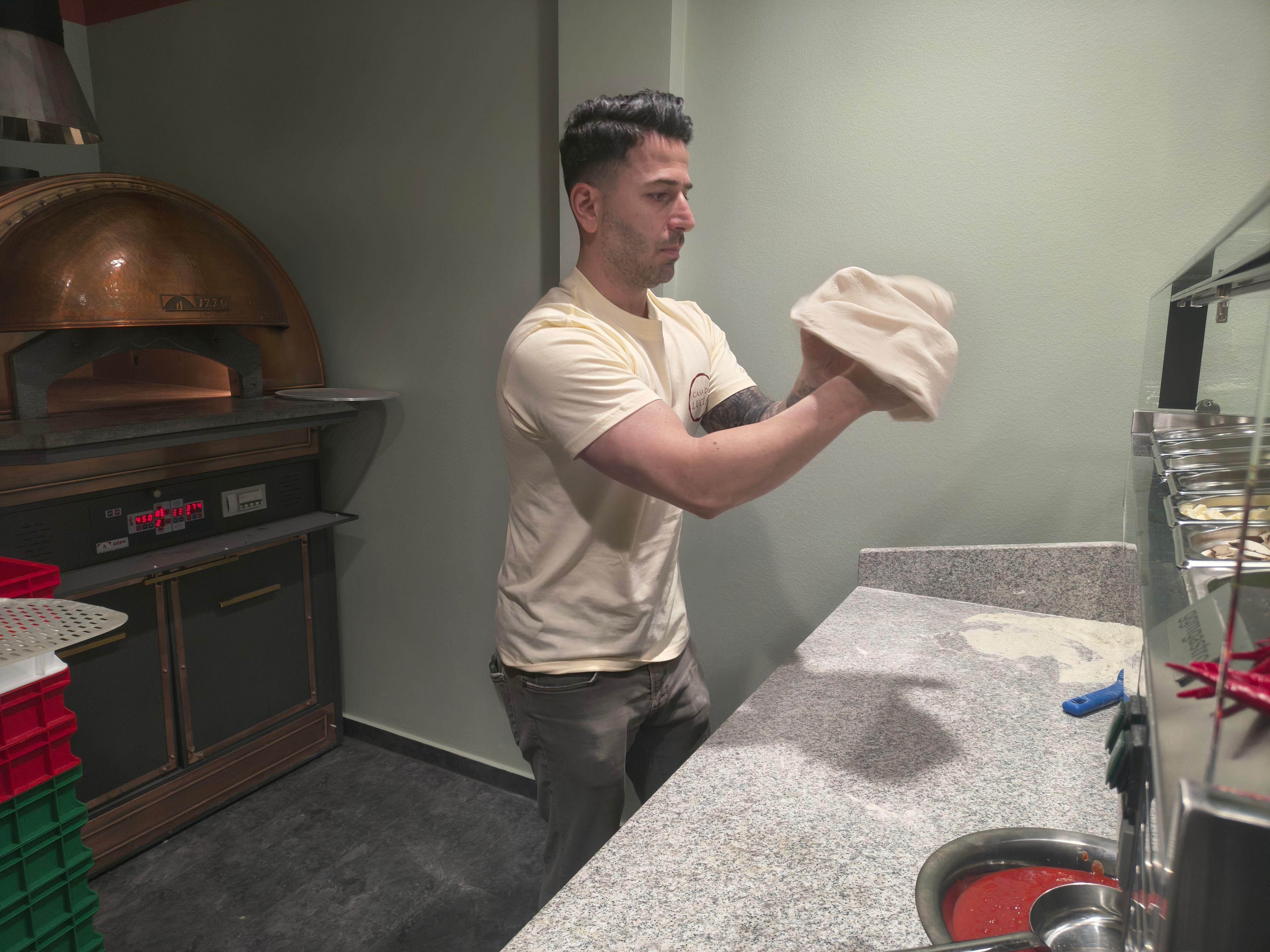 Sinan Batur wurde zum Deutschen Meister der Vera Pizza Napoletana 2026 gekürt. In Siegburg eröffnet er jetzt das Restaurant "Casa Di Lucia".