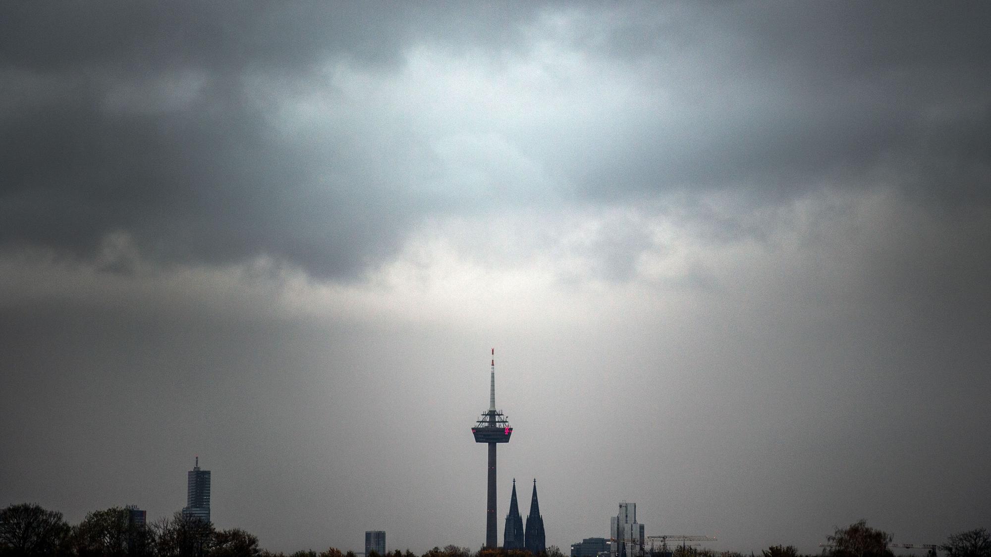 Wolken ziehen über den Kölner Dom und den Fernsehturm (Archivbild).